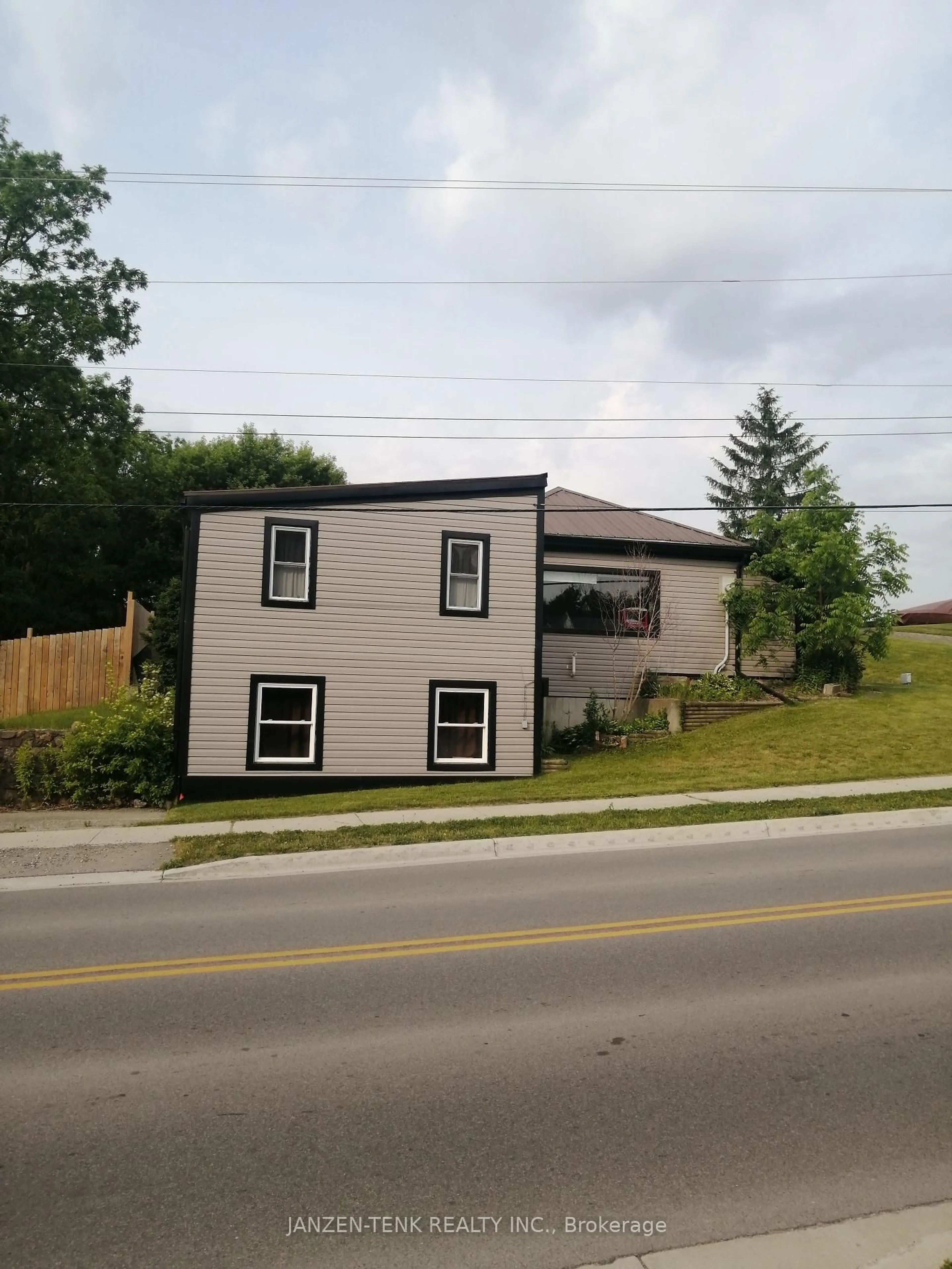 Home with vinyl exterior material, building for 53765 Heritage Line, Bayham Ontario N5H 2R1