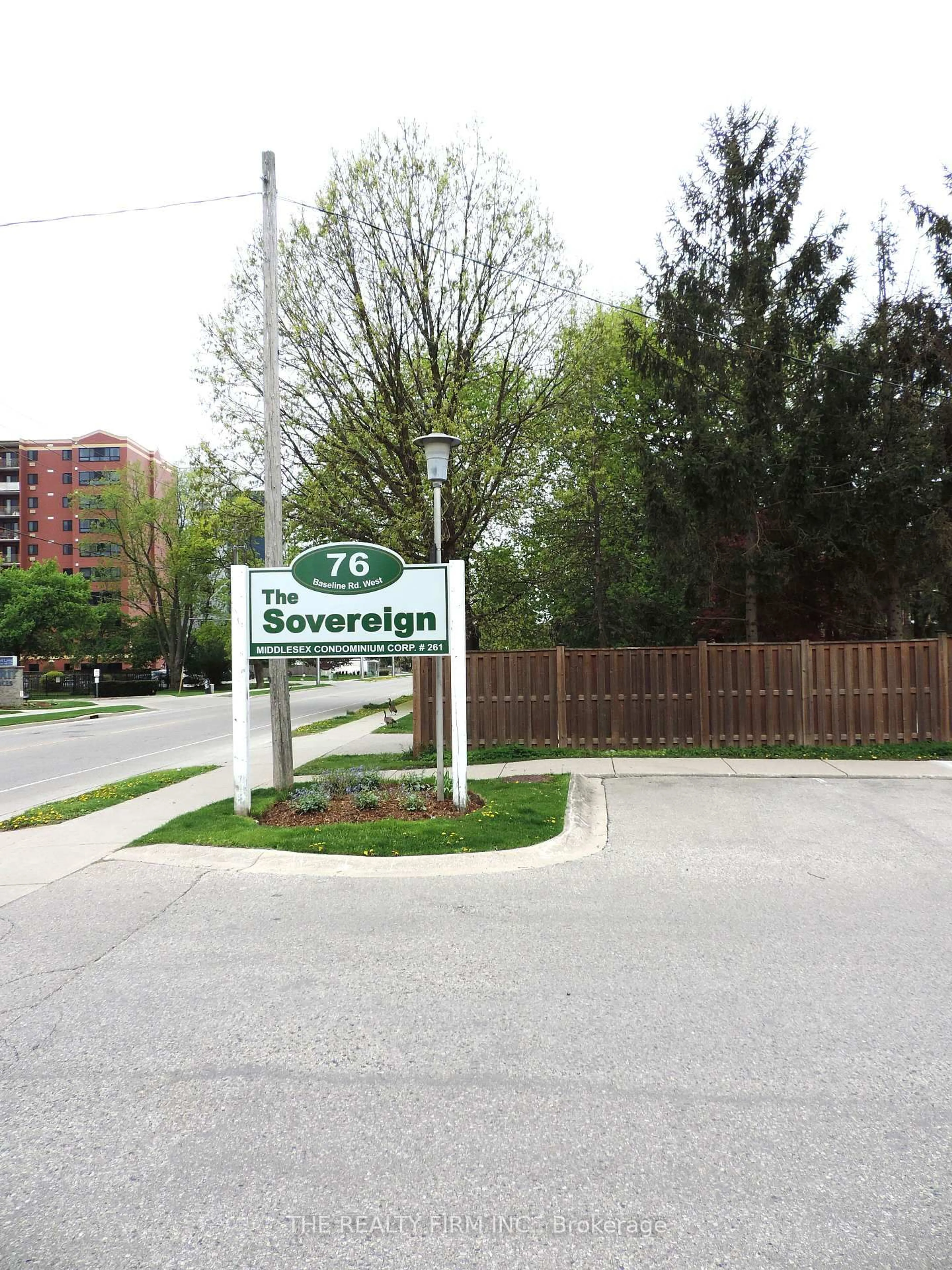 Indoor foyer for 76 BASE LINE Rd, London South Ontario N6J 4X6