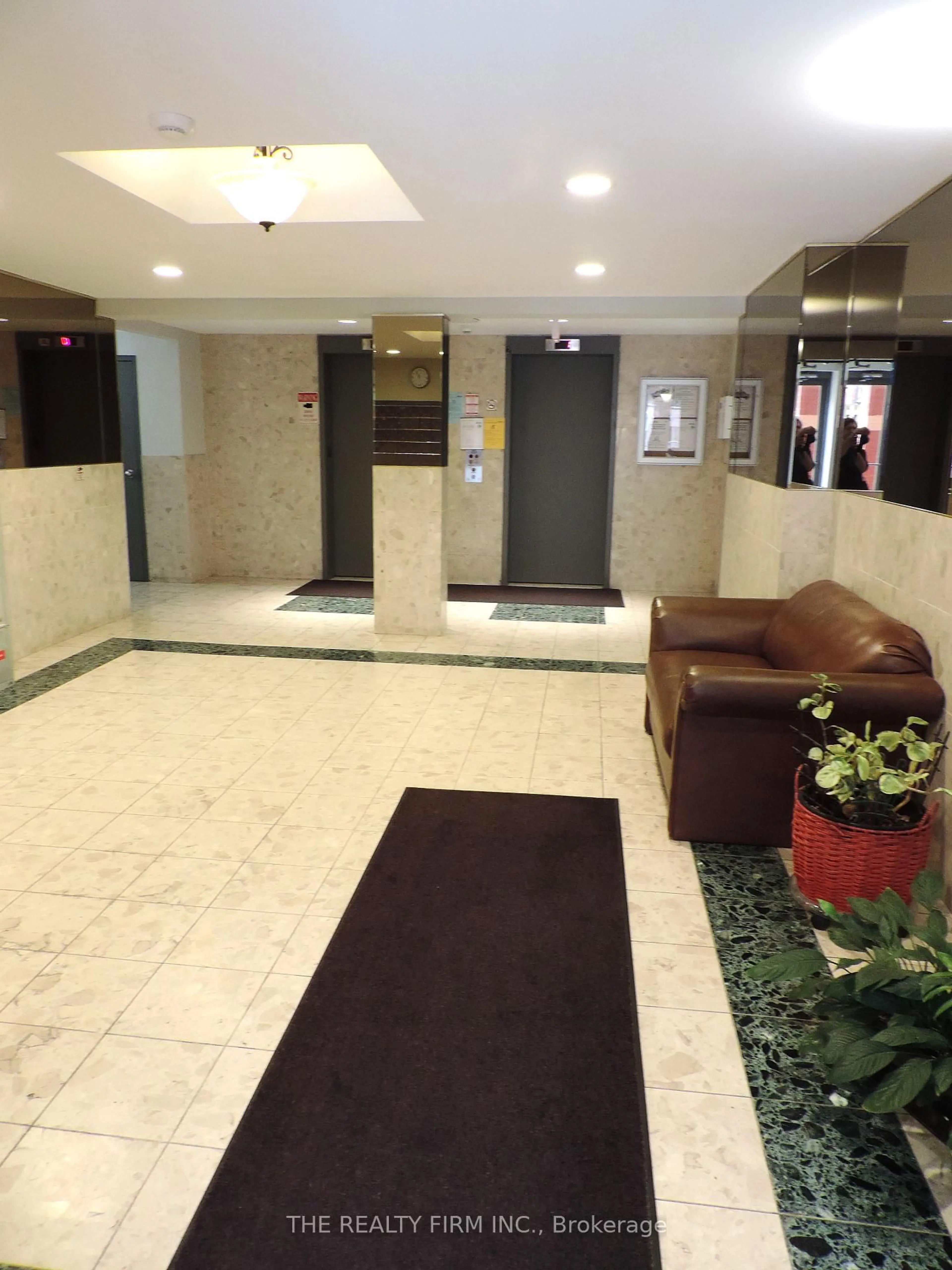 Lobby for 76 BASE LINE Rd, London South Ontario N6J 4X6