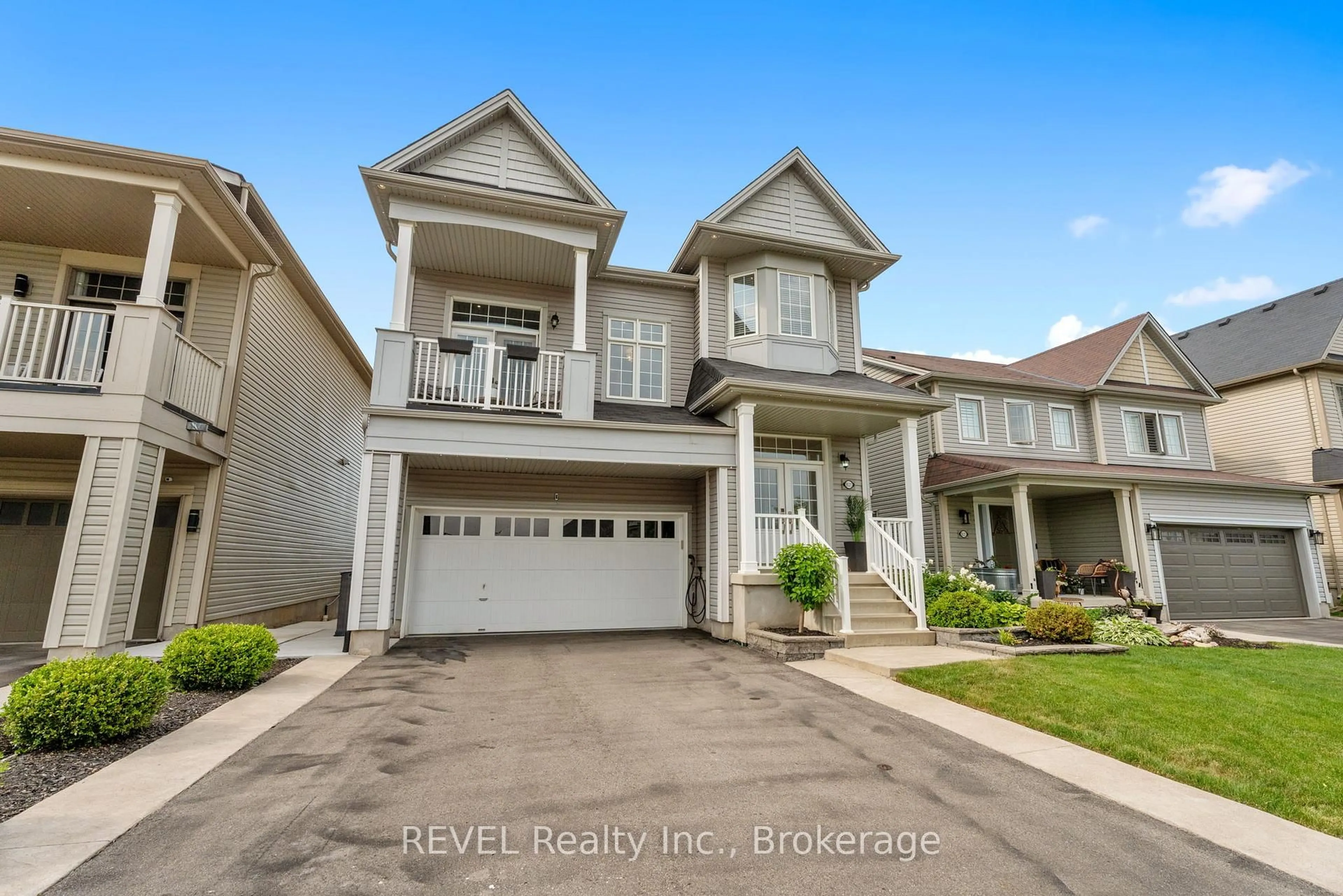 Home with vinyl exterior material, street for 8531 Dogwood Cres, Niagara Falls Ontario L2H 0K7