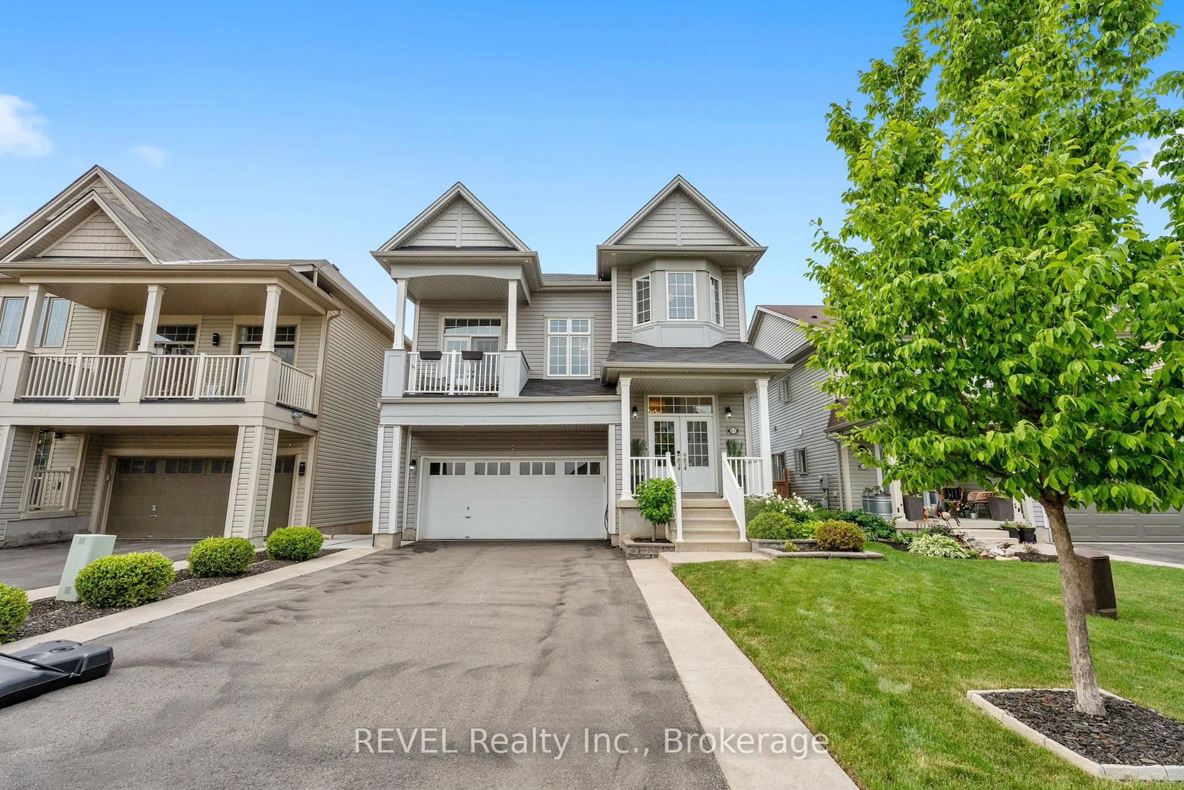Home with vinyl exterior material, street for 8531 Dogwood Cres, Niagara Falls Ontario L2H 0K7