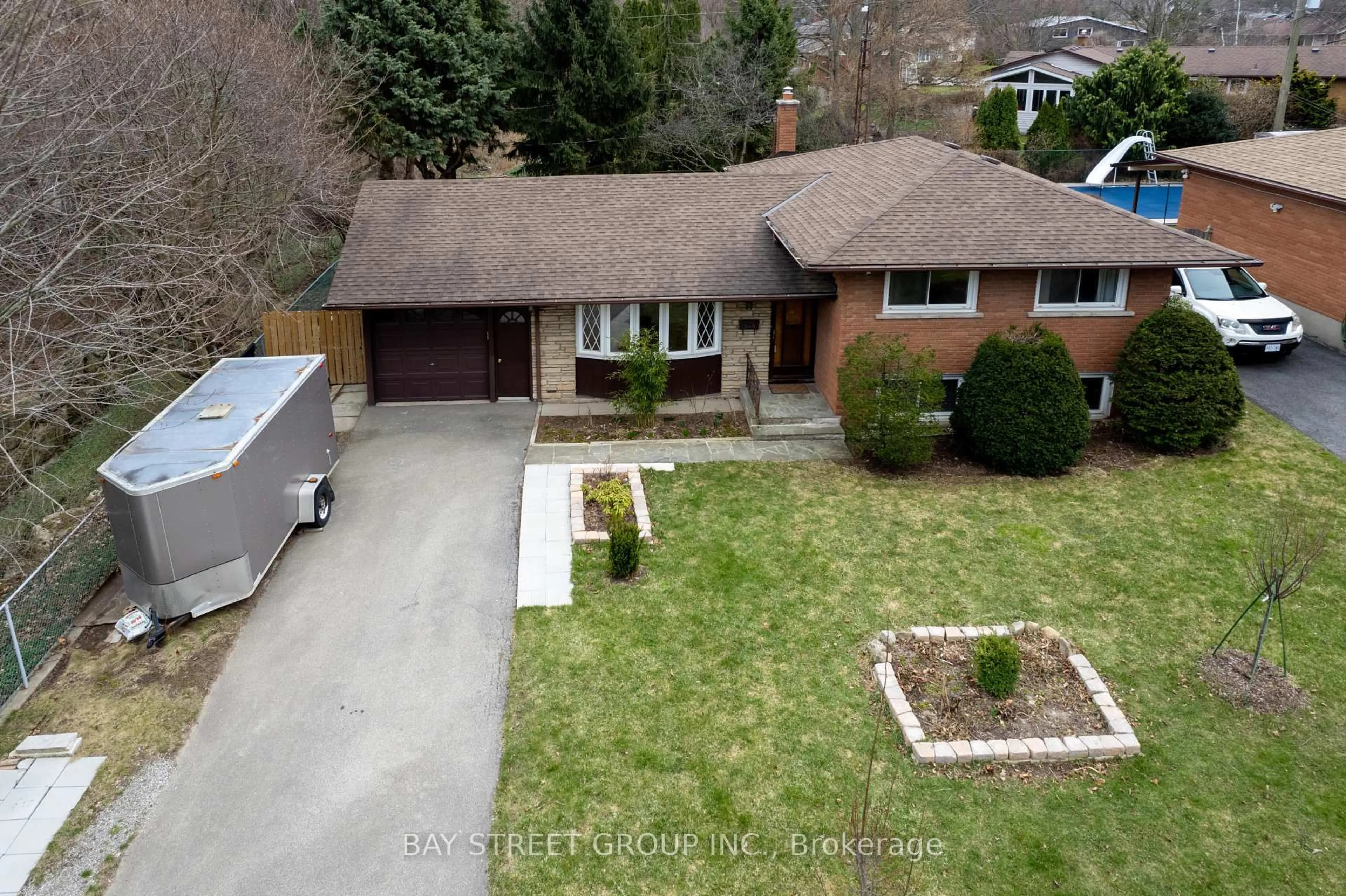 A pic from outside/outdoor area/front of a property/back of a property/a pic from drone, street for 36 Trelawne Dr, St. Catharines Ontario L2M 2G8