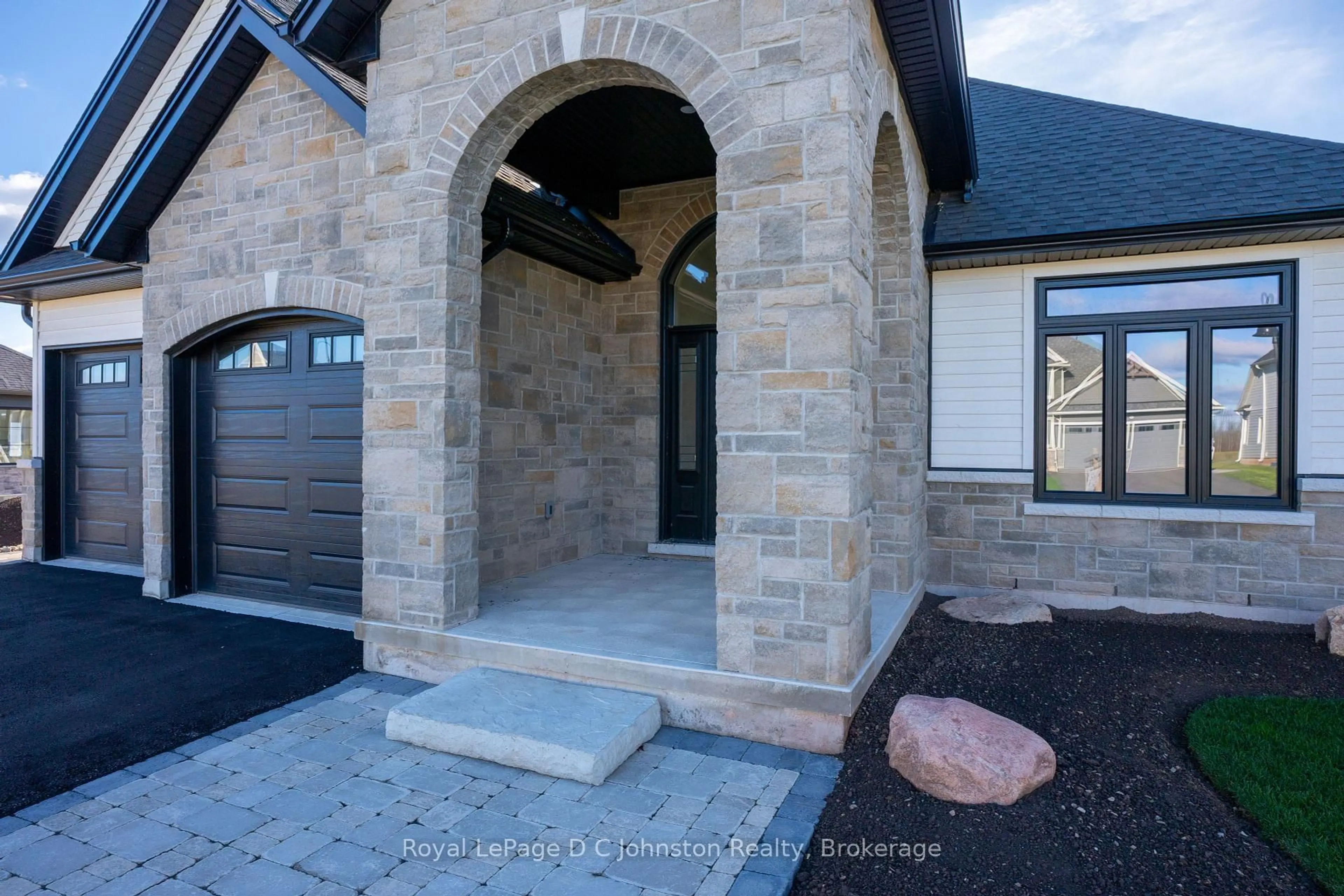 Indoor entryway for 546 ALGONQUIN Tr, Georgian Bluffs Ontario N0H 1S0