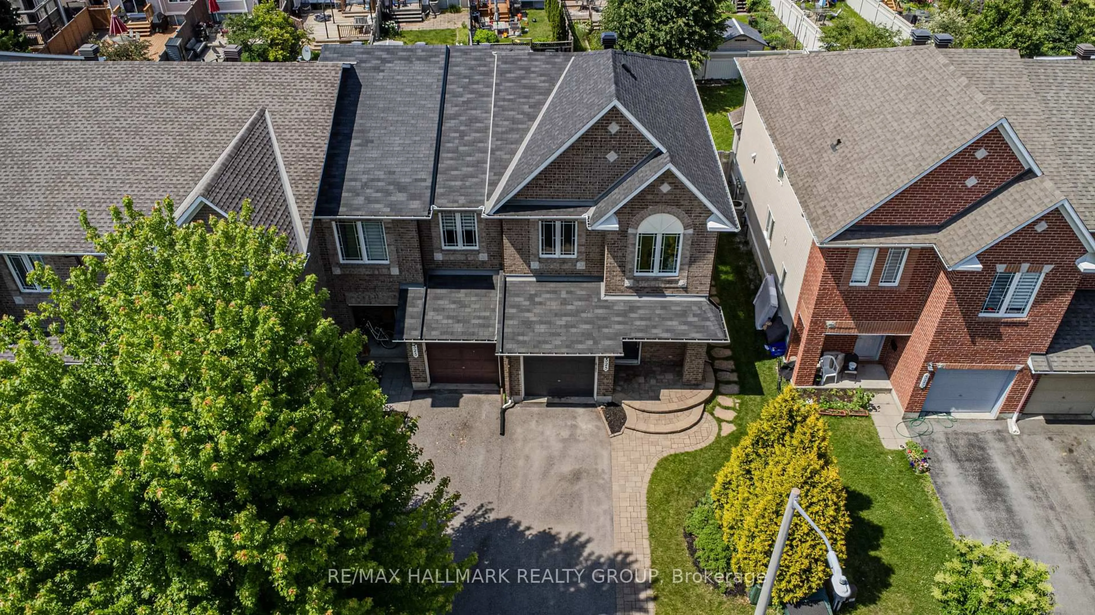 A pic from outside/outdoor area/front of a property/back of a property/a pic from drone, street for 325 Bryarton St, Ottawa Ontario K1C 7R6