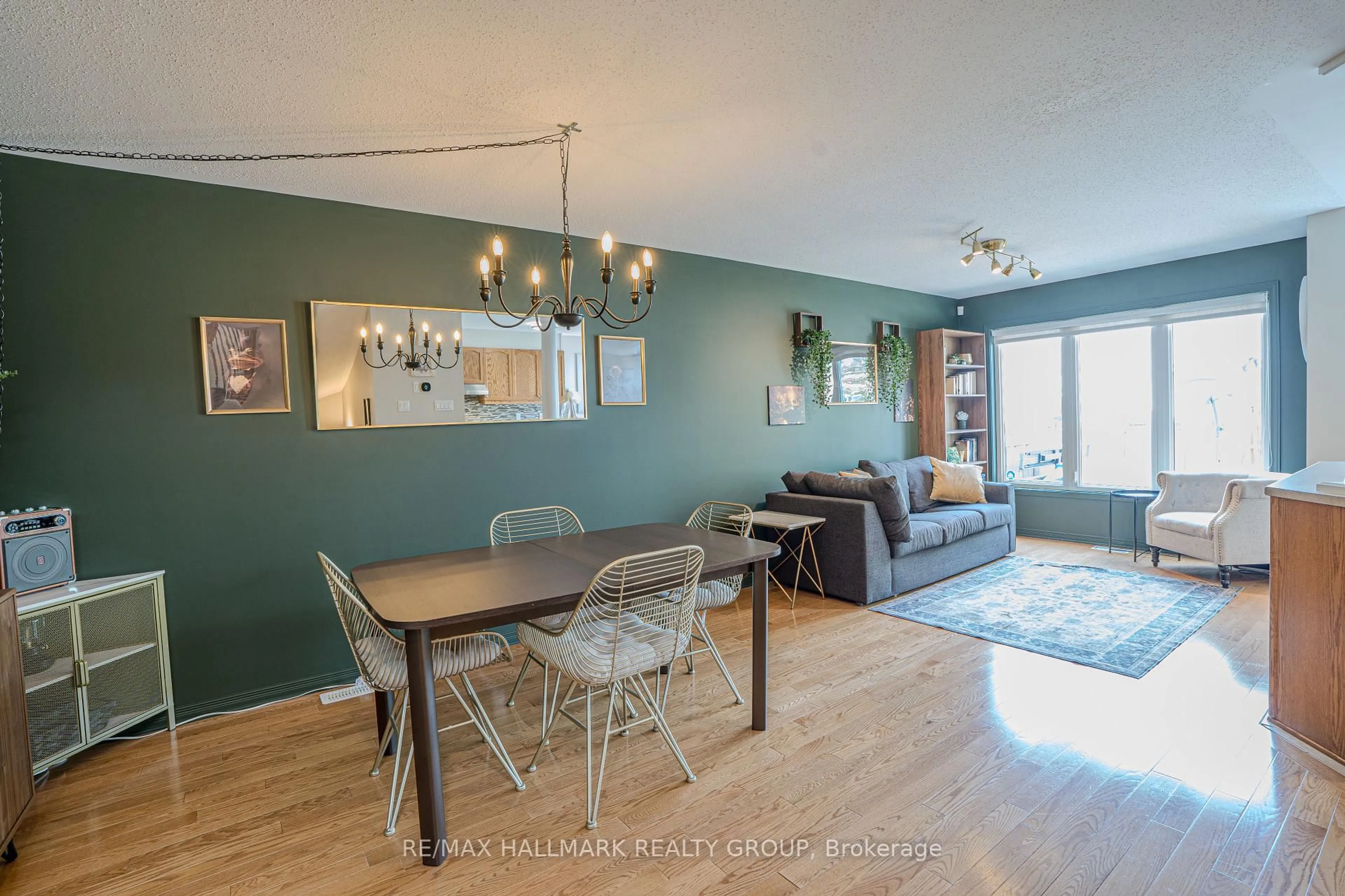 Dining room, wood/laminate floor for 325 Bryarton St, Ottawa Ontario K1C 7R6