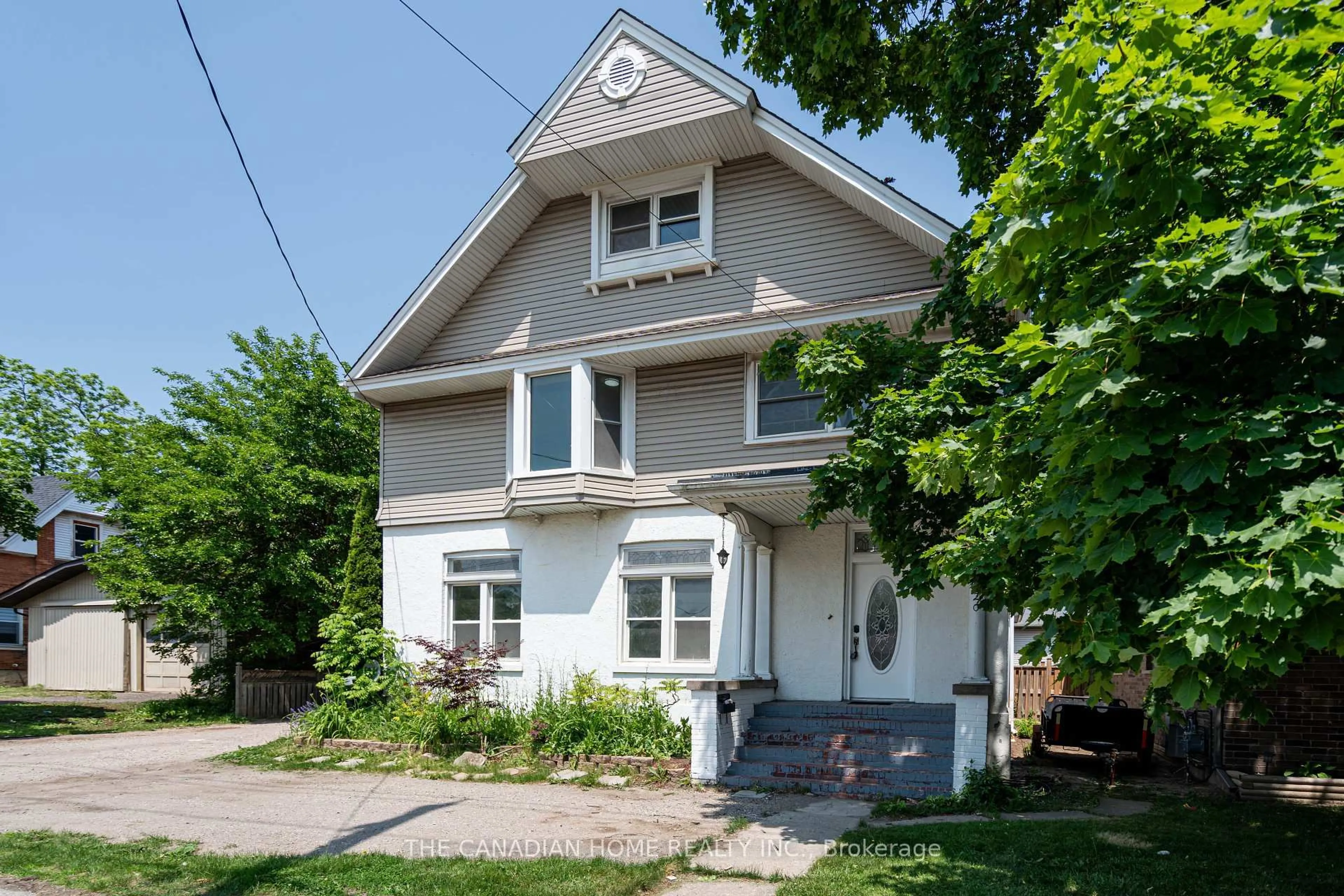 Home with vinyl exterior material, street for 820 Colborne St, Brantford Ontario N3S 3S4