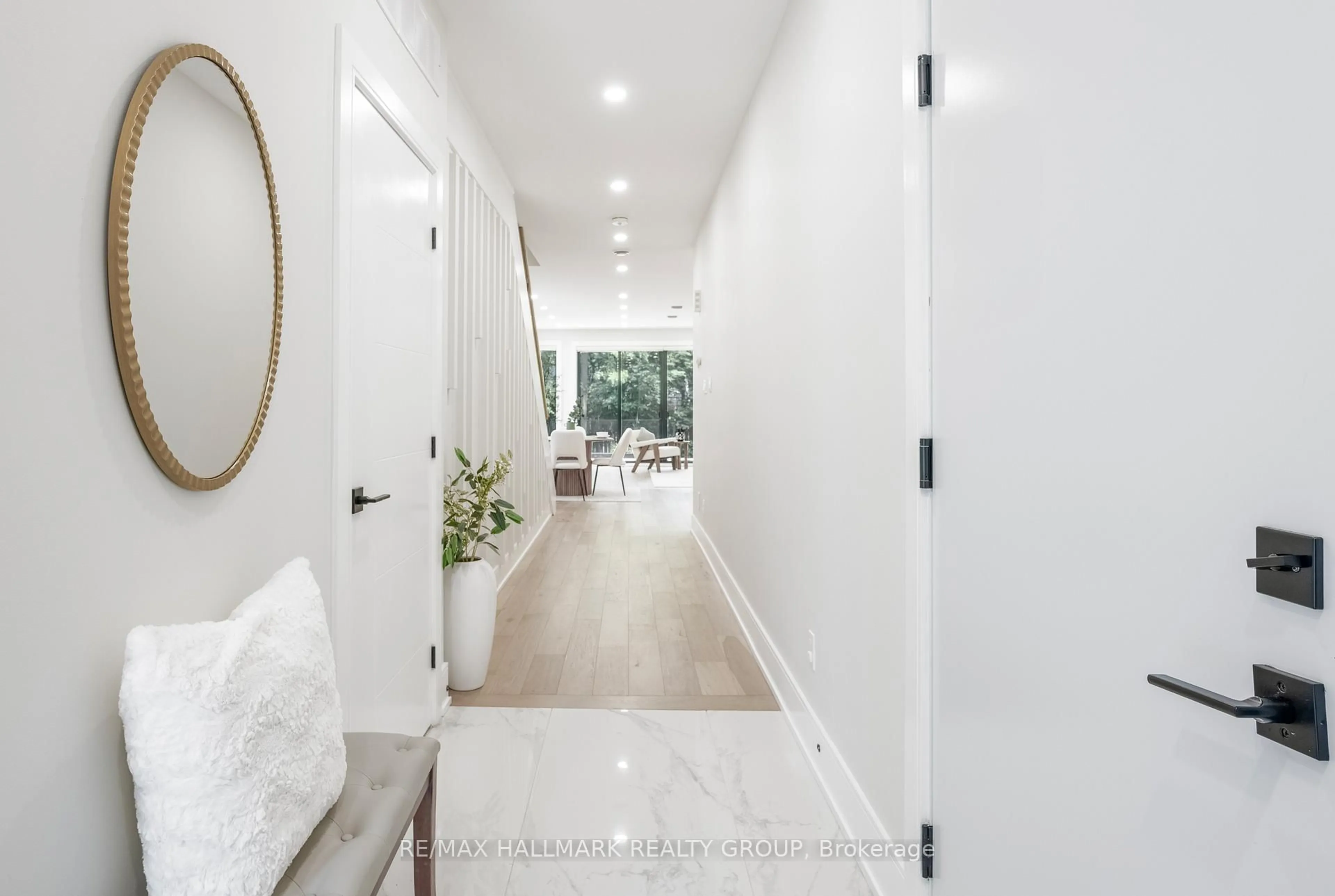 Indoor entryway for 185 CARLETON Ave, Ottawa Ontario K1Y 0J5