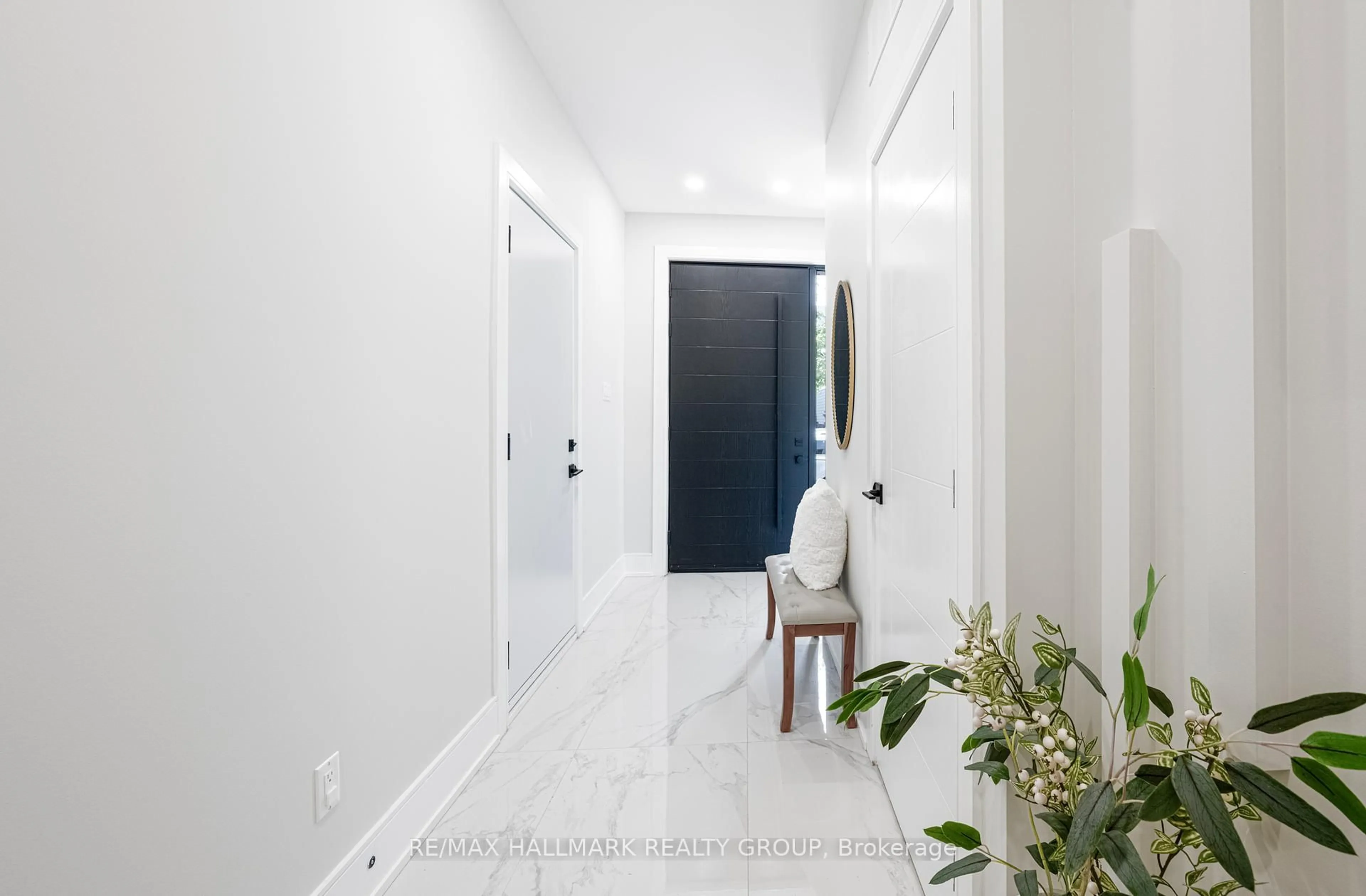 Indoor foyer for 185 CARLETON Ave, Ottawa Ontario K1Y 0J5