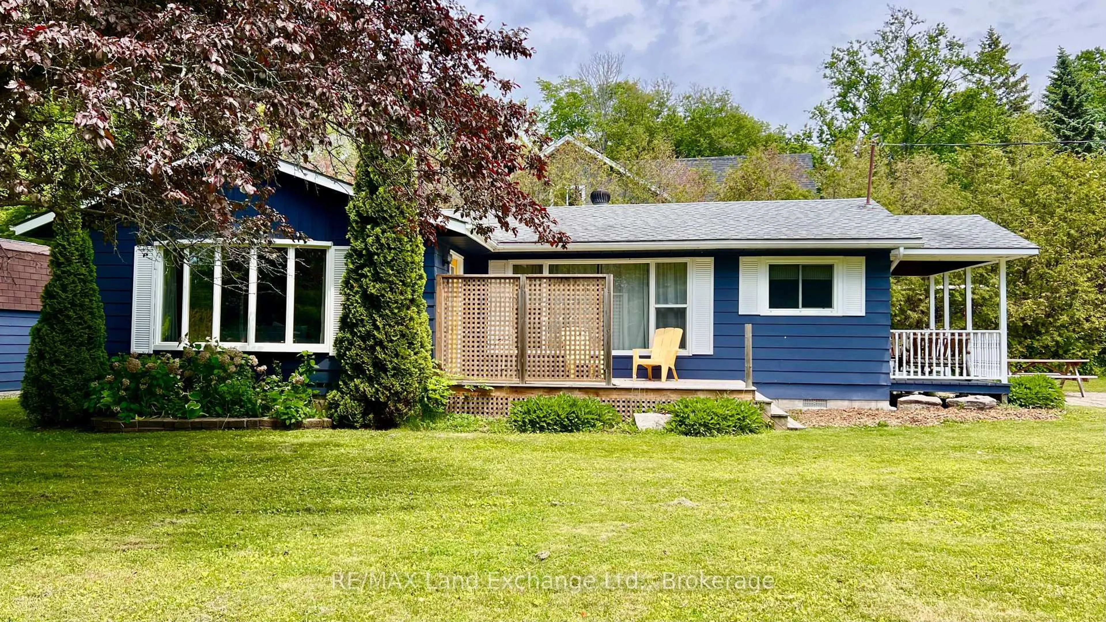 Home with vinyl exterior material, street for 401 Oki Crt, Huron-Kinloss Ontario N2Z 2X3