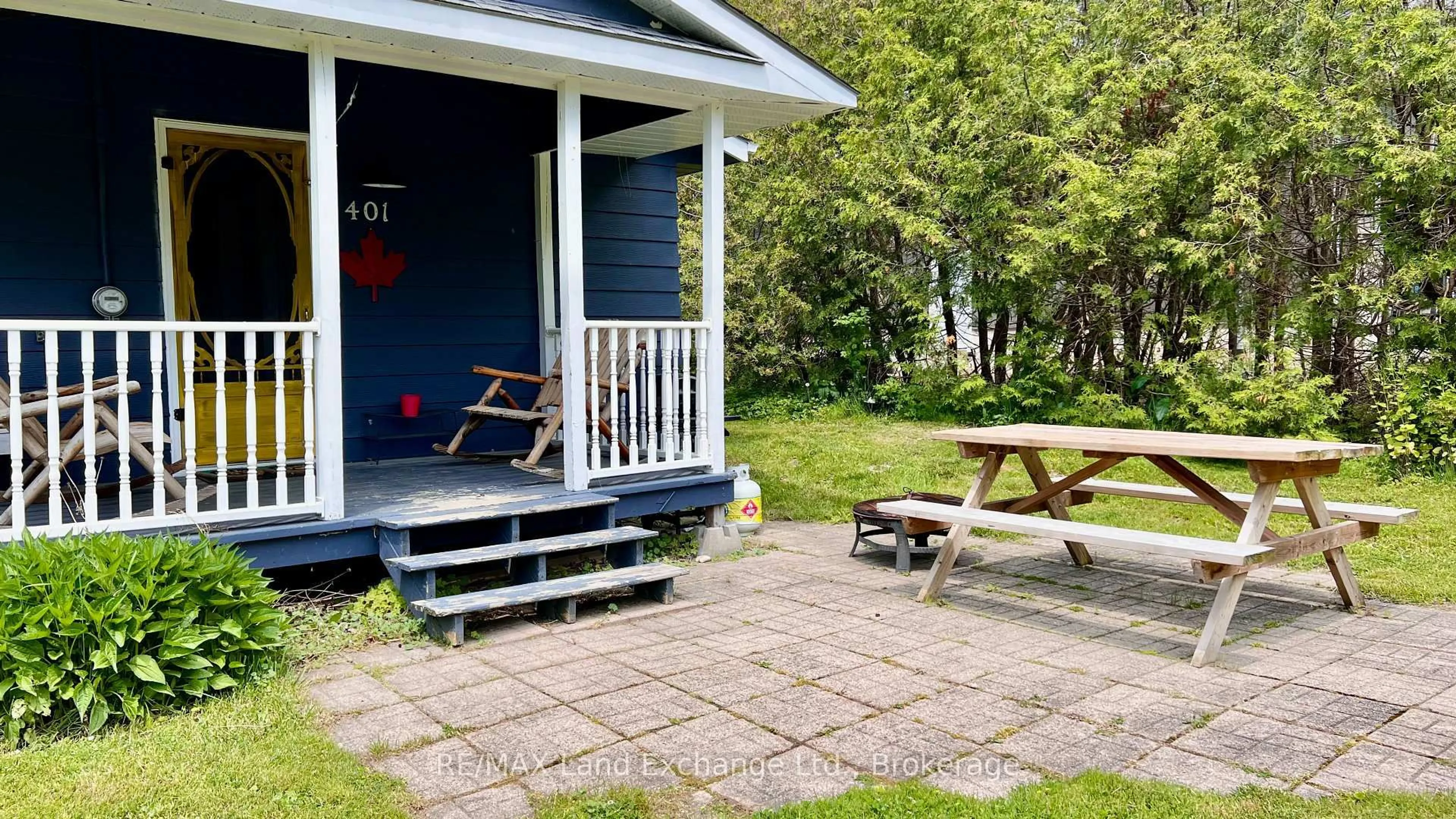 Patio, street for 401 Oki Crt, Huron-Kinloss Ontario N2Z 2X3