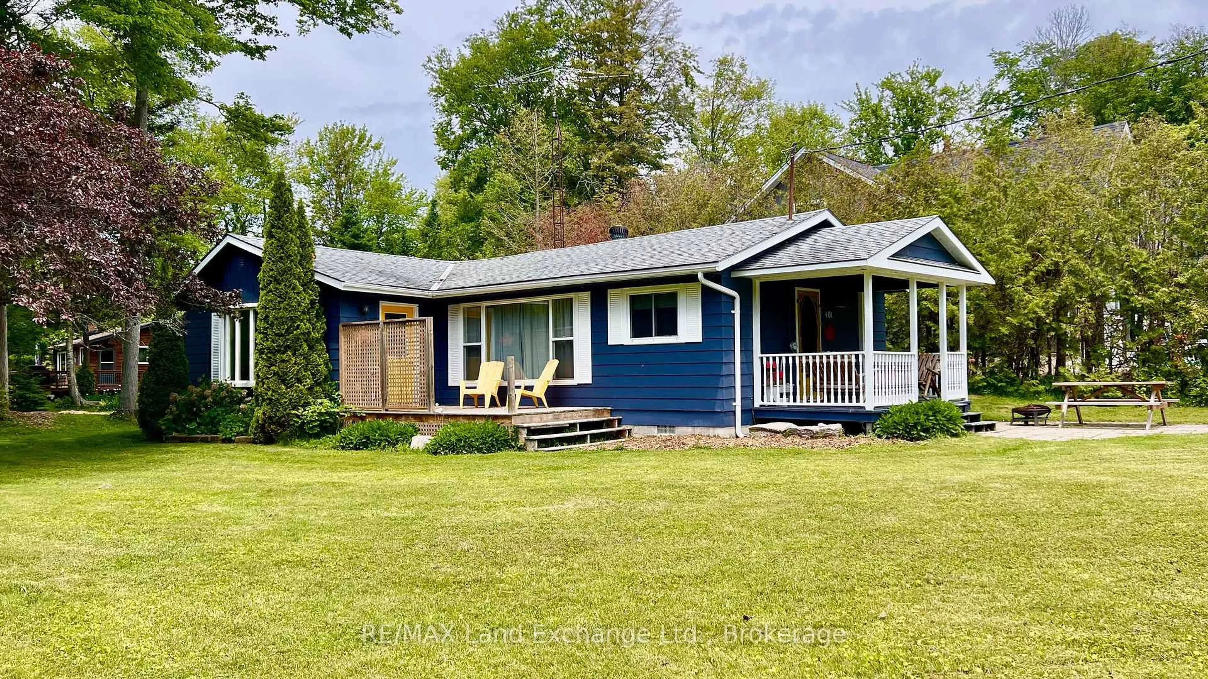 Home with vinyl exterior material, street for 401 Oki Crt, Huron-Kinloss Ontario N2Z 2X3