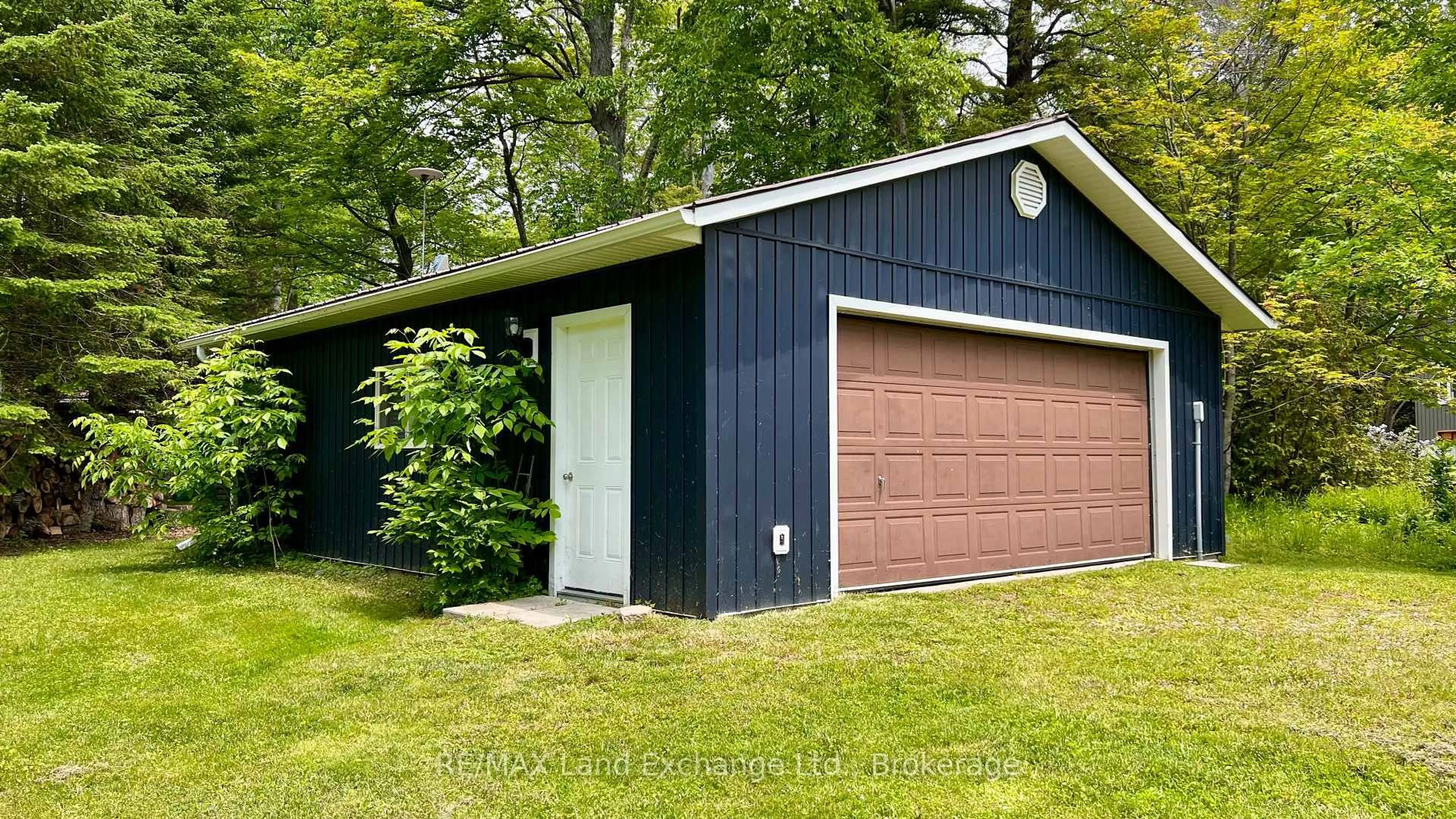 Indoor garage for 401 Oki Crt, Huron-Kinloss Ontario N2Z 2X3