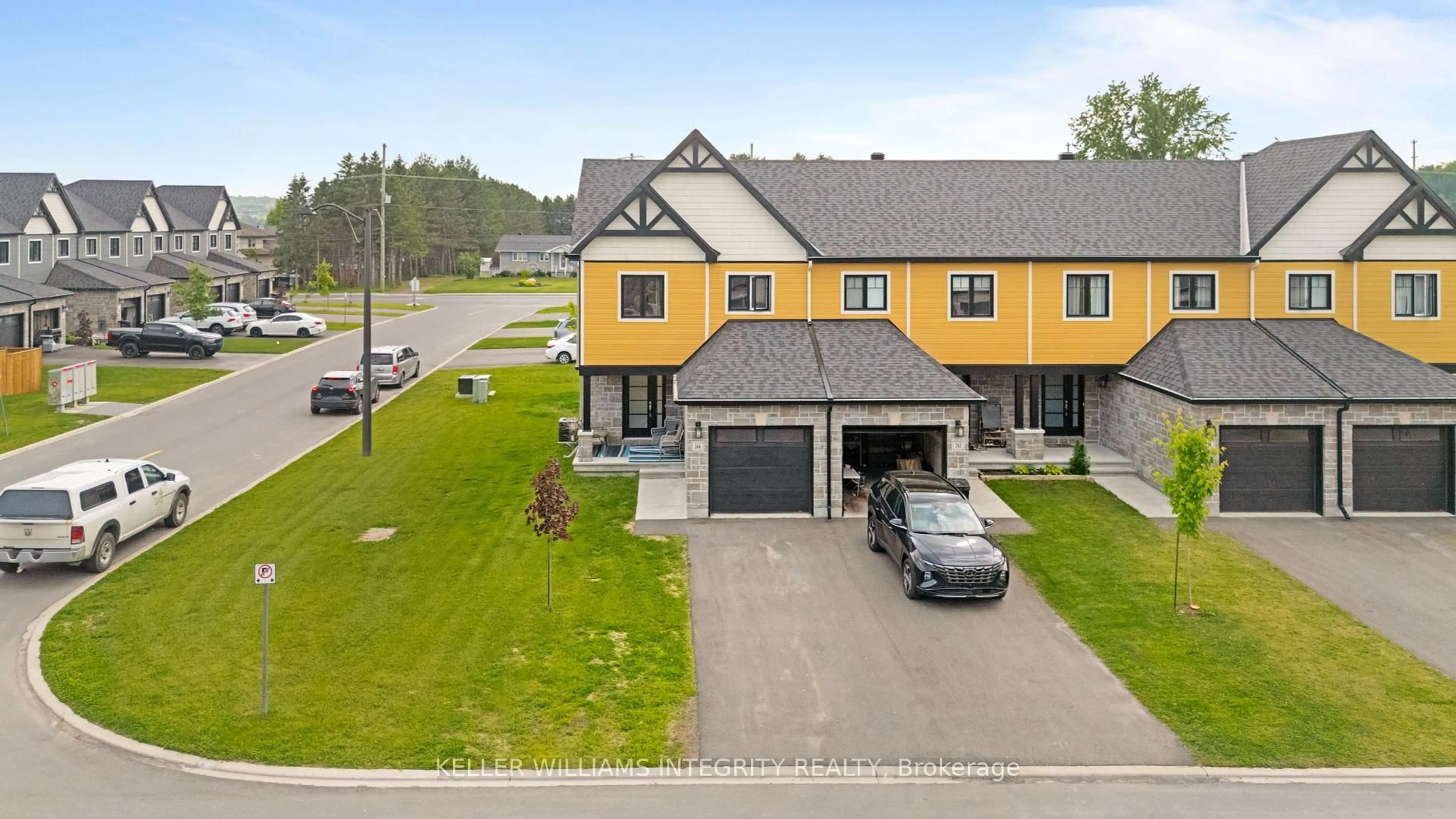 A pic from outside/outdoor area/front of a property/back of a property/a pic from drone, street for 166 Dion Ave, Clarence-Rockland Ontario K4K 0M2