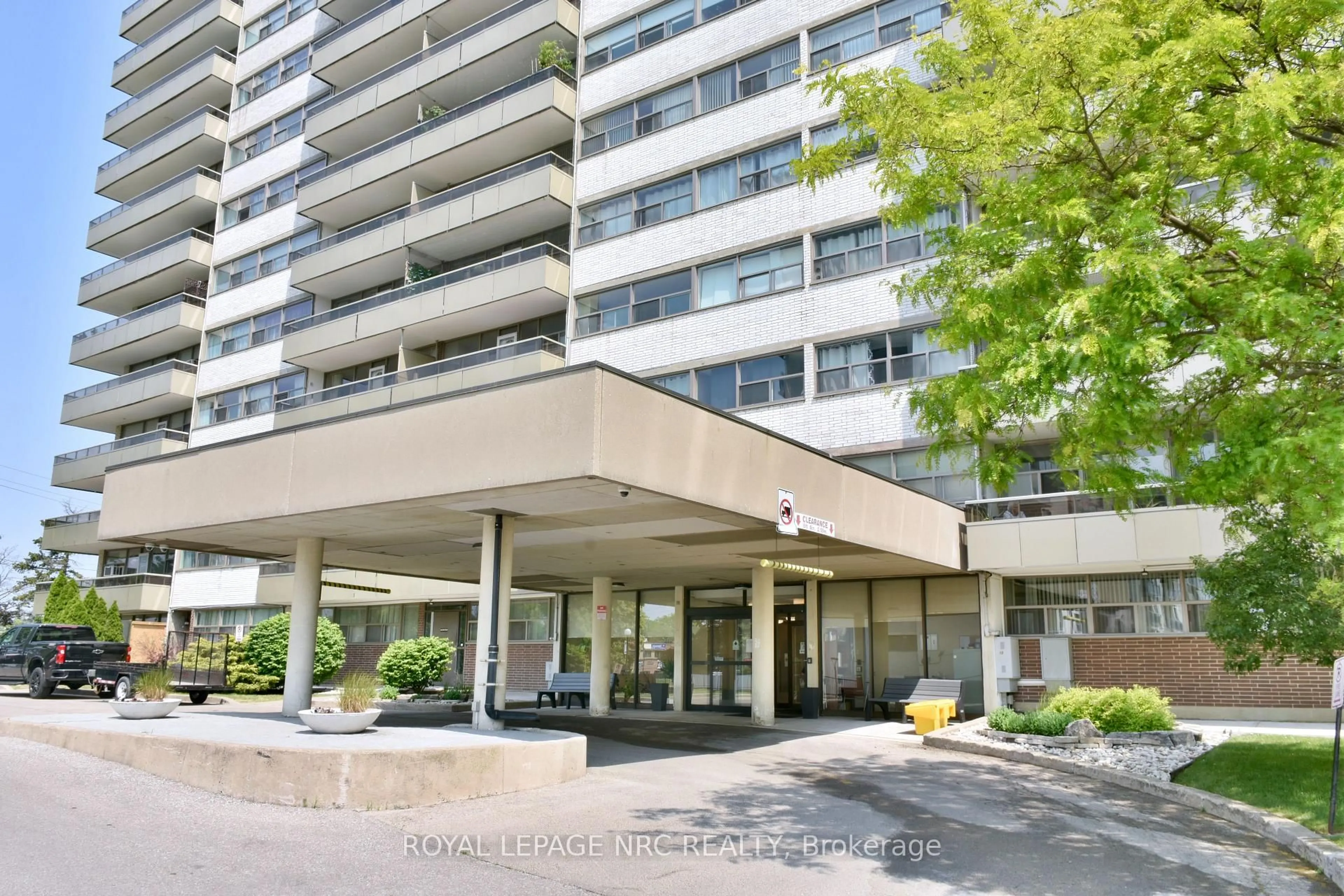 Indoor foyer for 215 Glenridge Ave #810, St. Catharines Ontario L2T 3J7