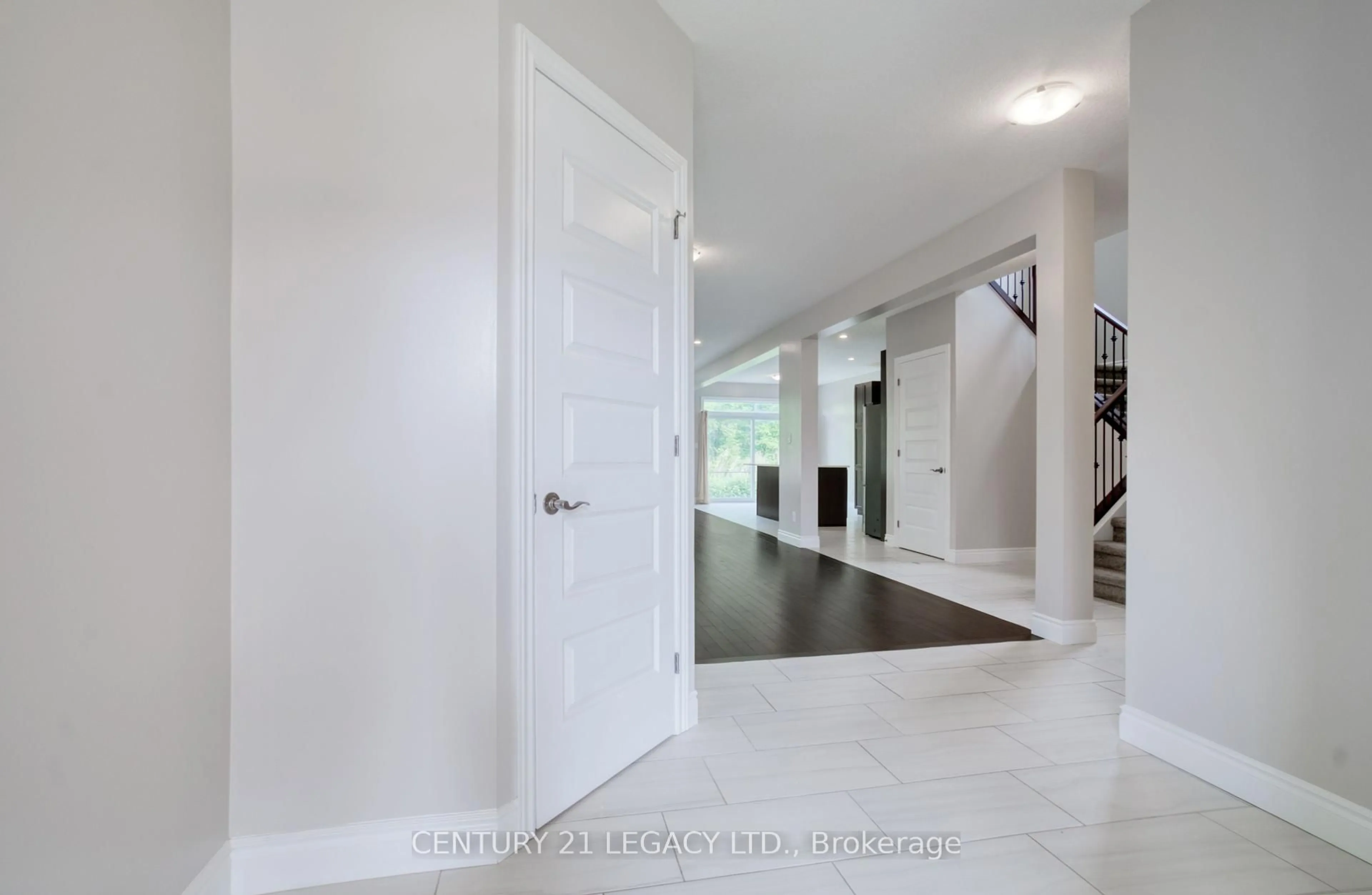 Indoor entryway for 1606 FINLEY Cres, London North Ontario N6G 0T1