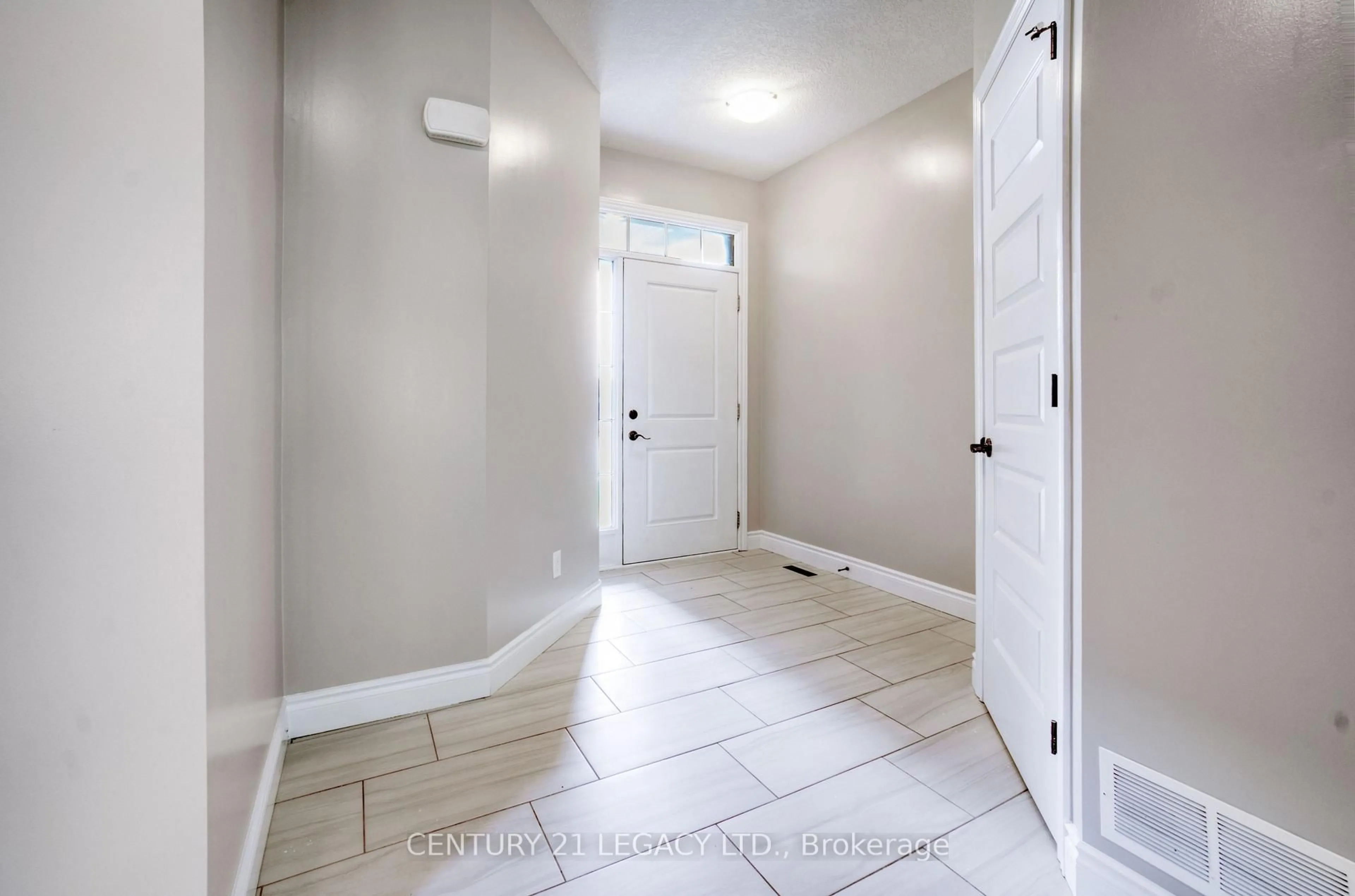 Indoor entryway for 1606 FINLEY Cres, London North Ontario N6G 0T1