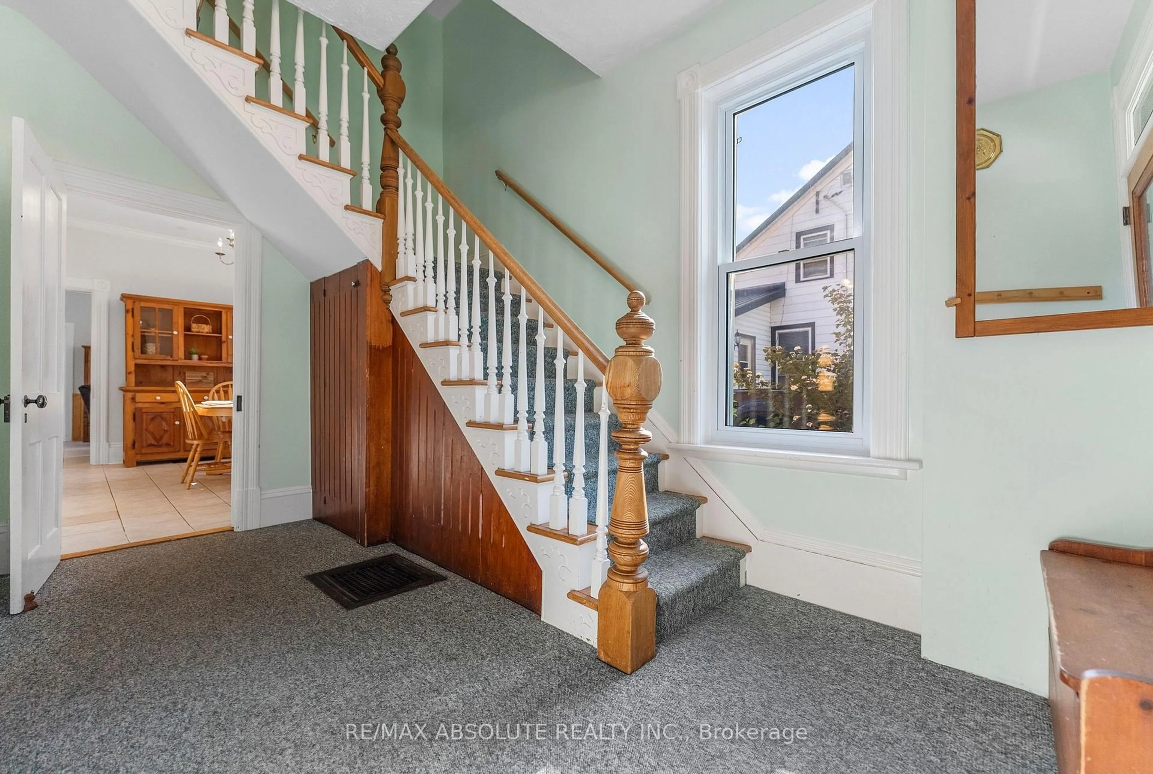 Indoor foyer for 167 MacFarlane St, Pakenham Ontario K0A 2X0