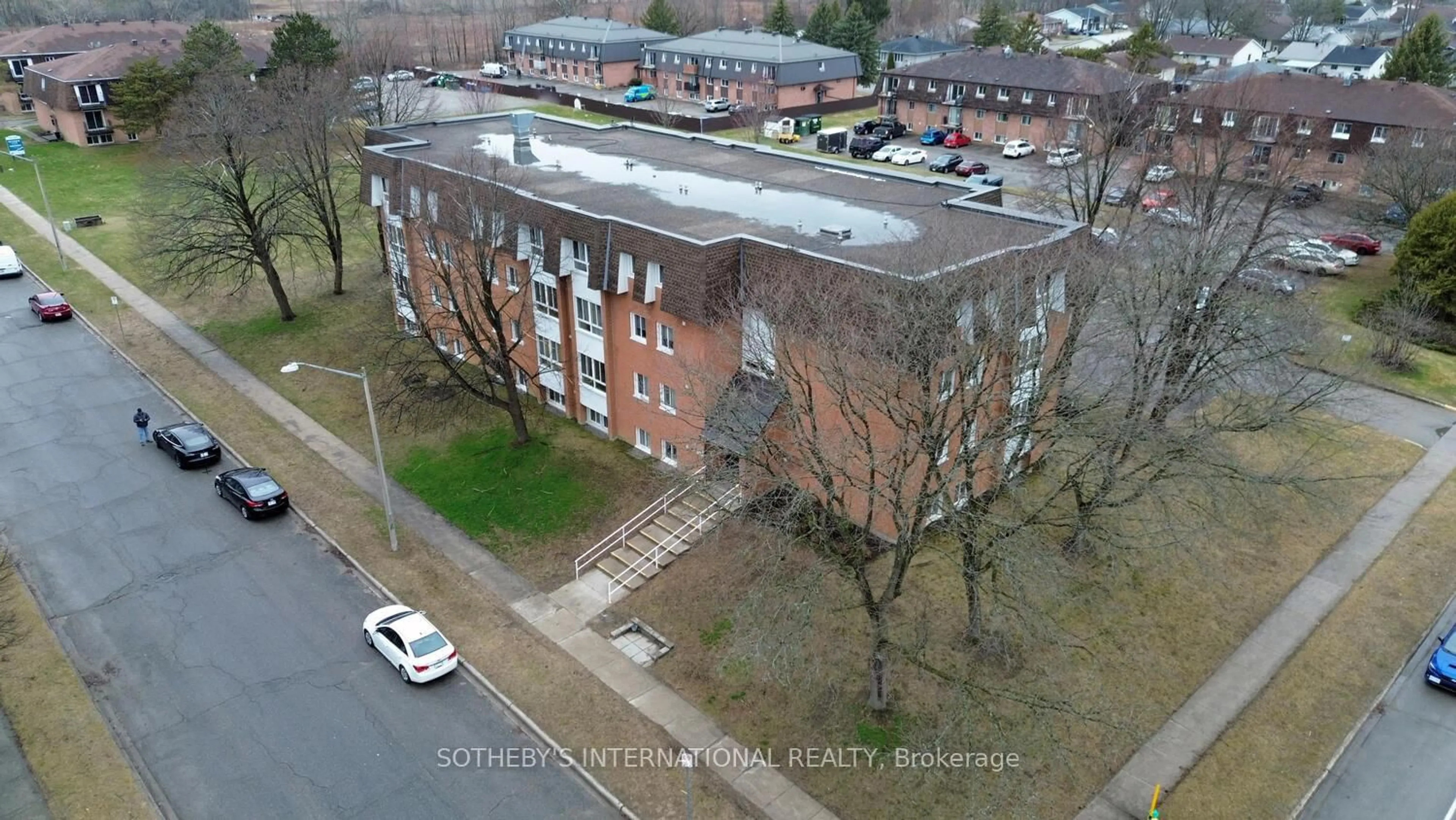 A pic from outside/outdoor area/front of a property/back of a property/a pic from drone, building for 810 Kyle Crt #106, Brockville Ontario K6V 6H6