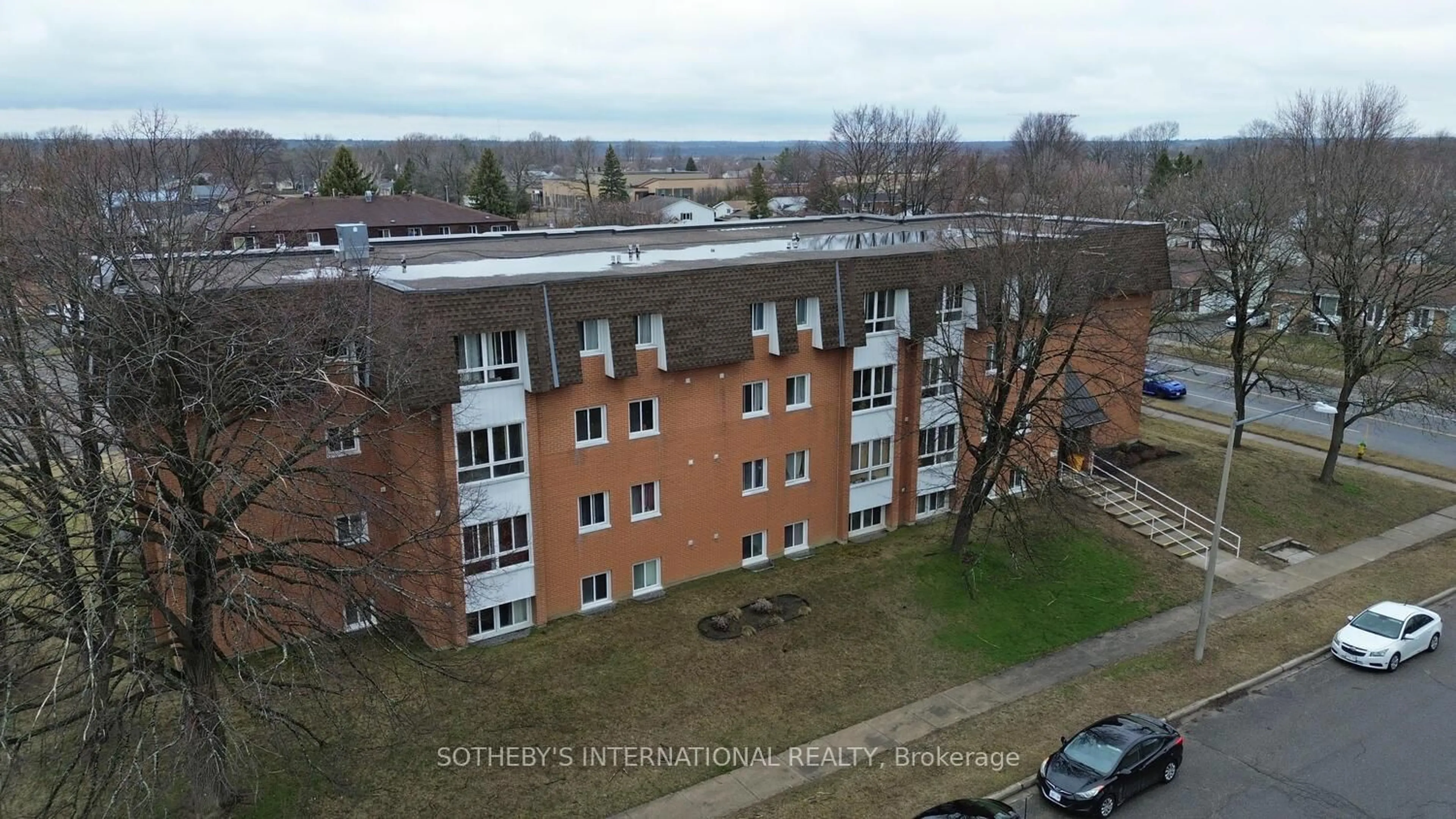 A pic from outside/outdoor area/front of a property/back of a property/a pic from drone, building for 810 Kyle Crt #306, Brockville Ontario K6V 6H6