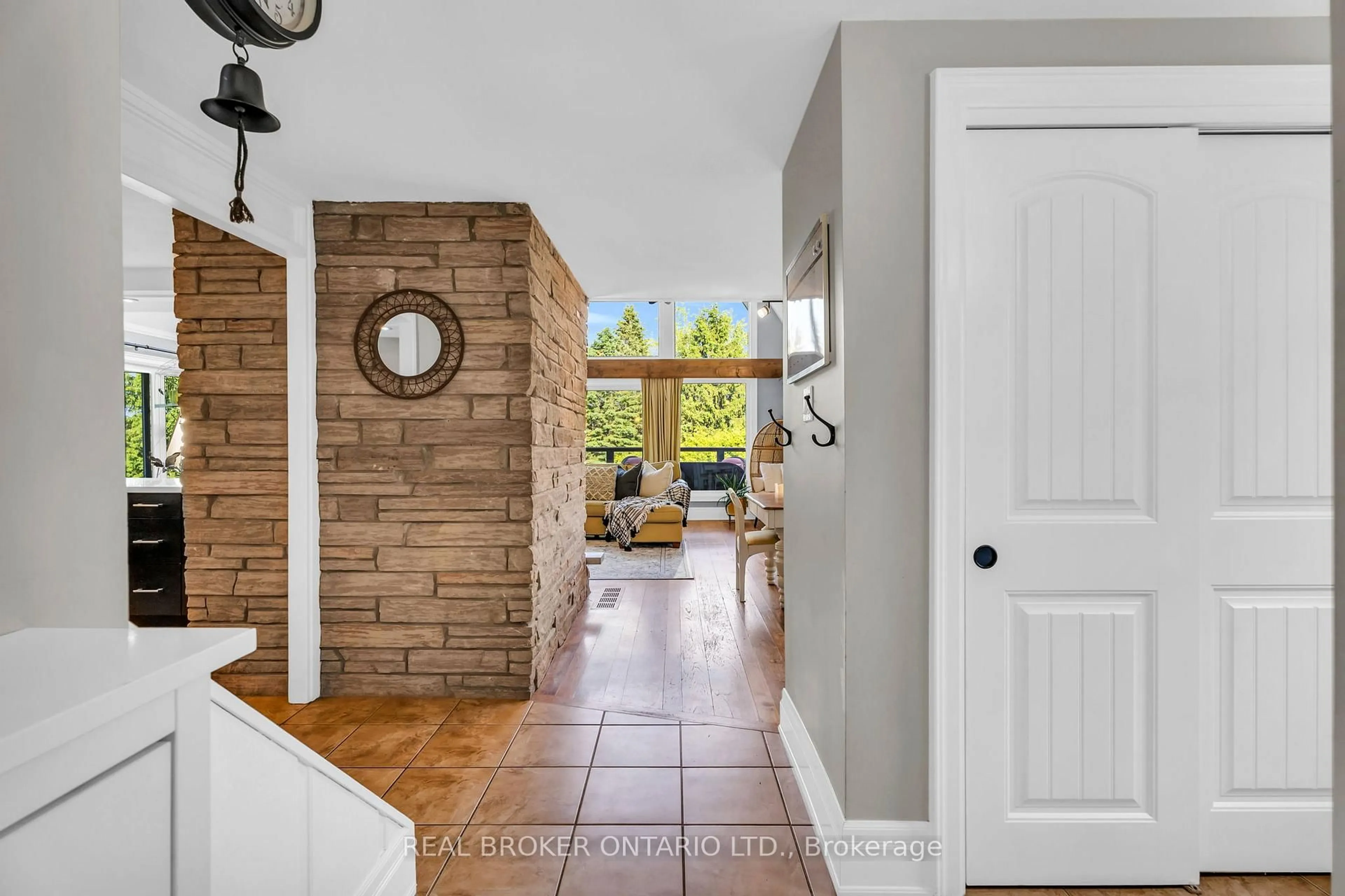 Indoor entryway for 7 Victoria Hts, Mono Ontario L9W 3A7