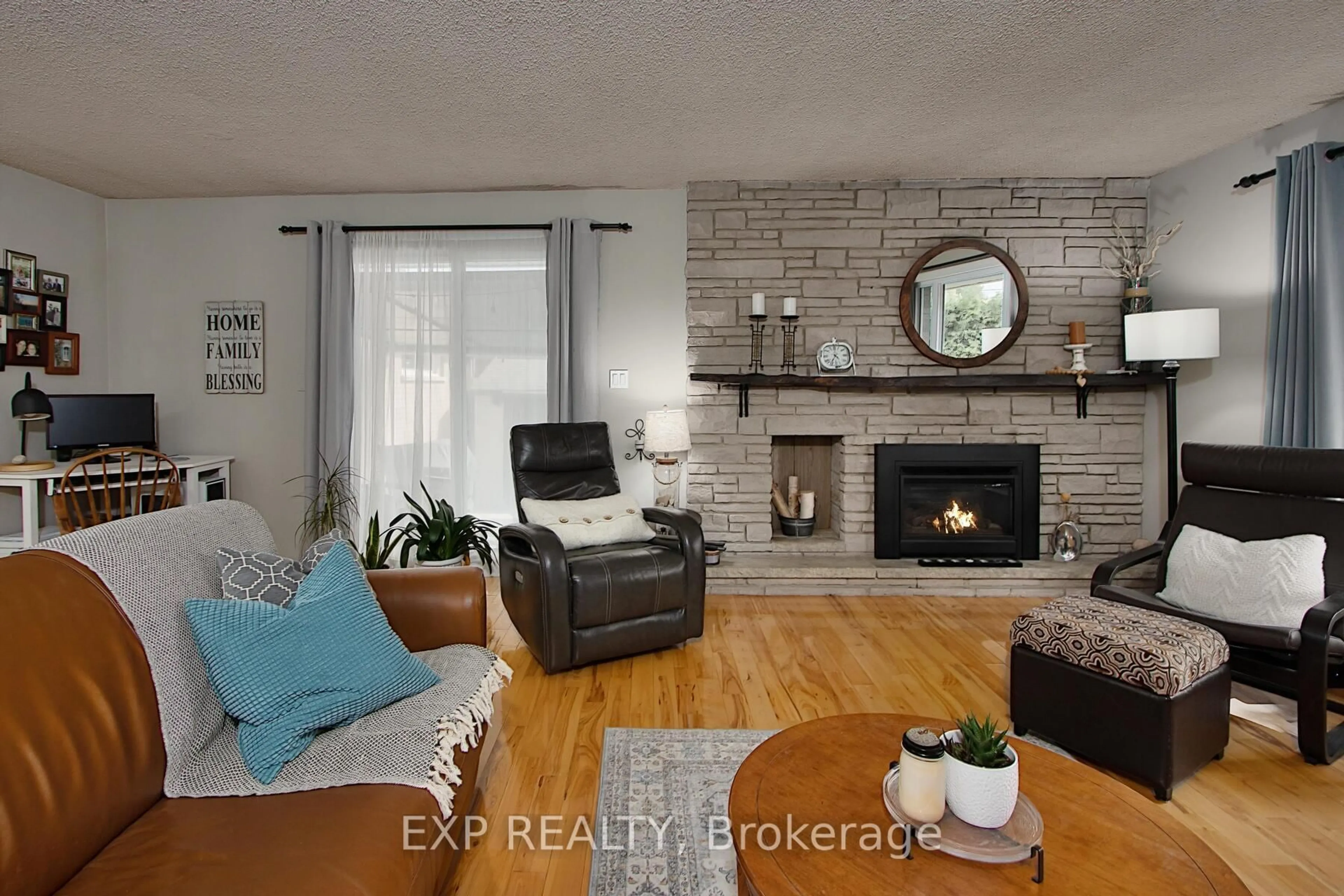 Living room with furniture, unknown for 1183 Addison Dr, London East Ontario N5V 2N8