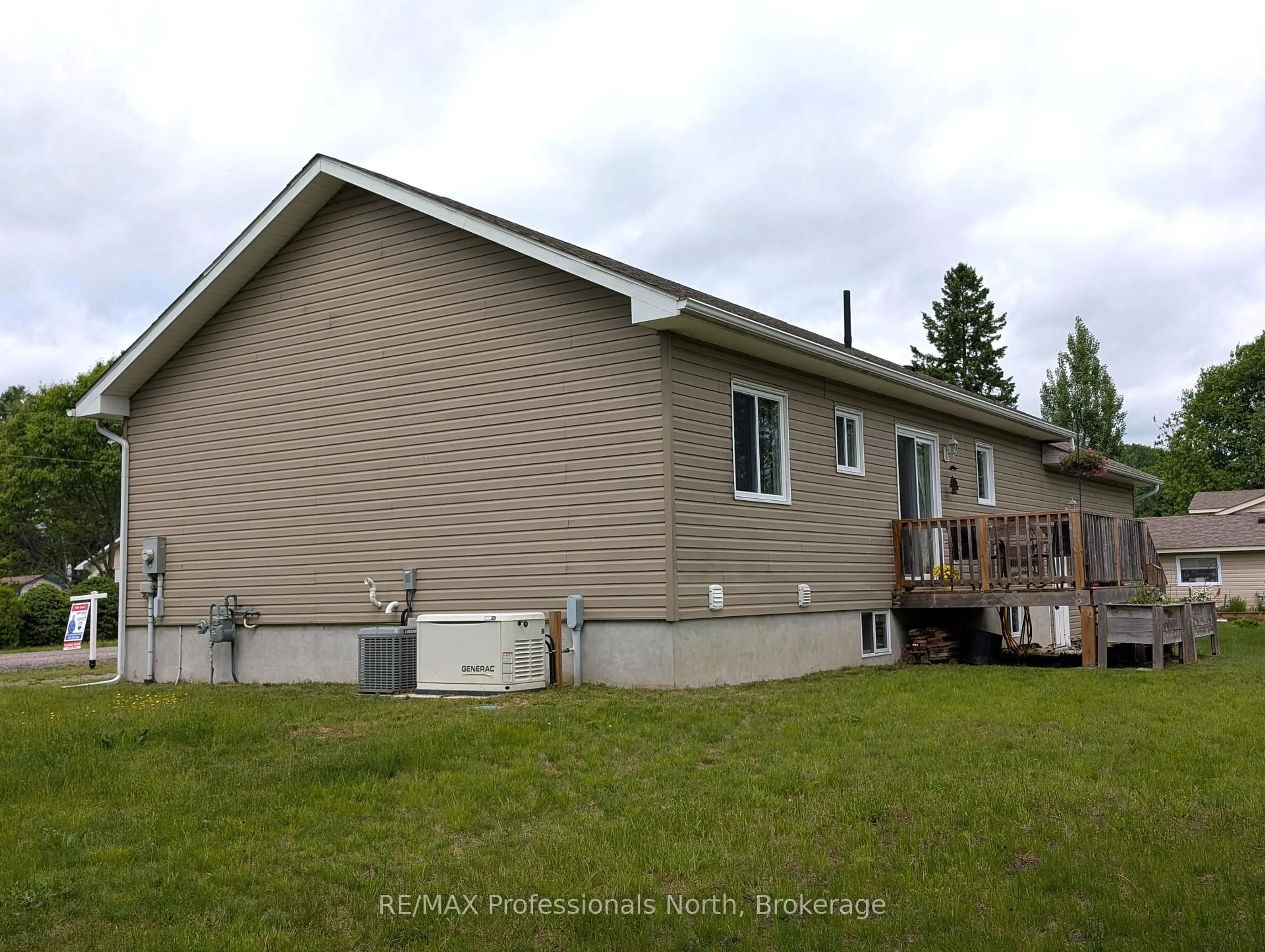 Home with vinyl exterior material, unknown for 99 CHERYL Cres, Strong Ontario P0A 1Z0