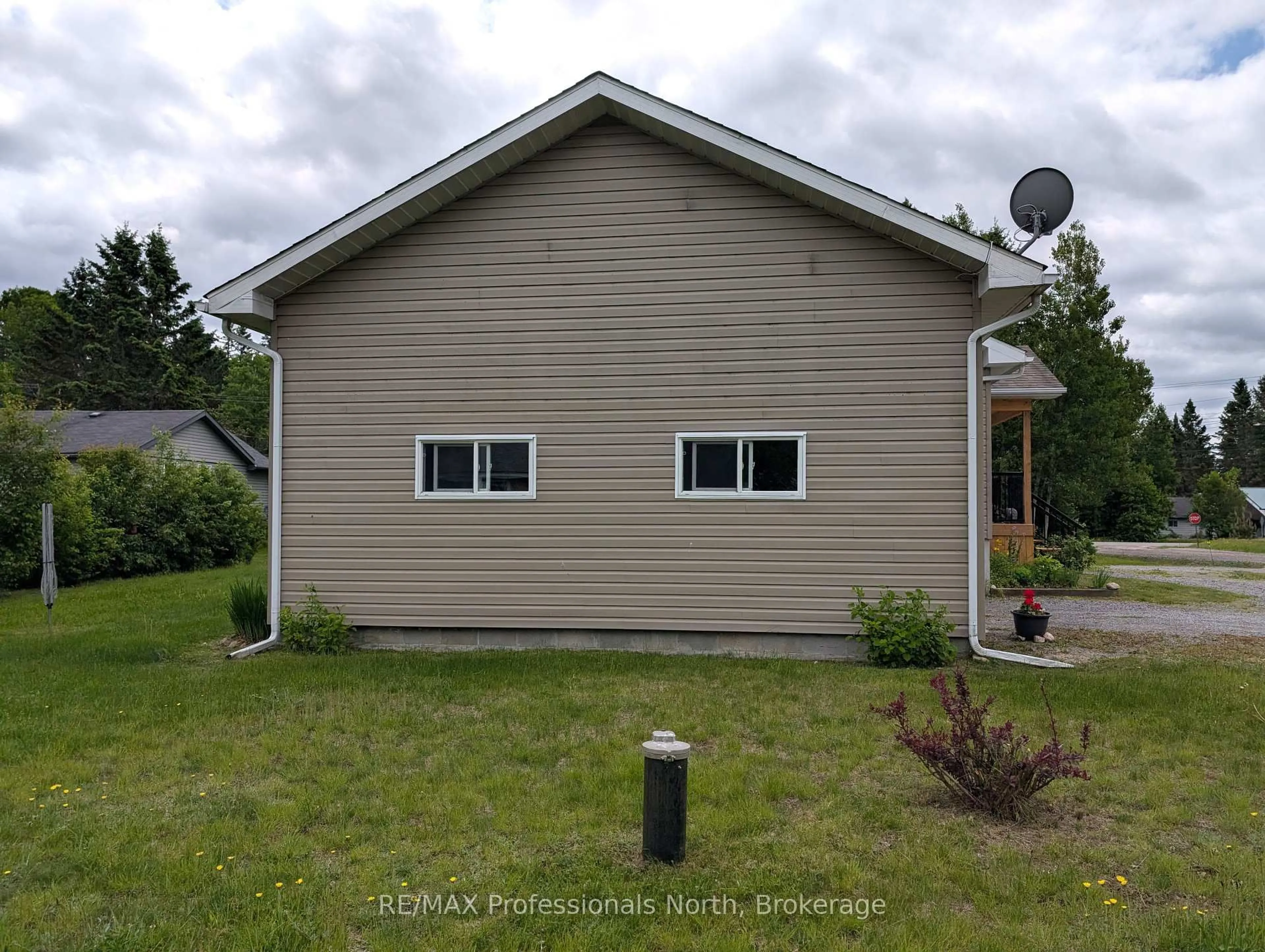 Home with vinyl exterior material, building for 99 CHERYL Cres, Strong Ontario P0A 1Z0