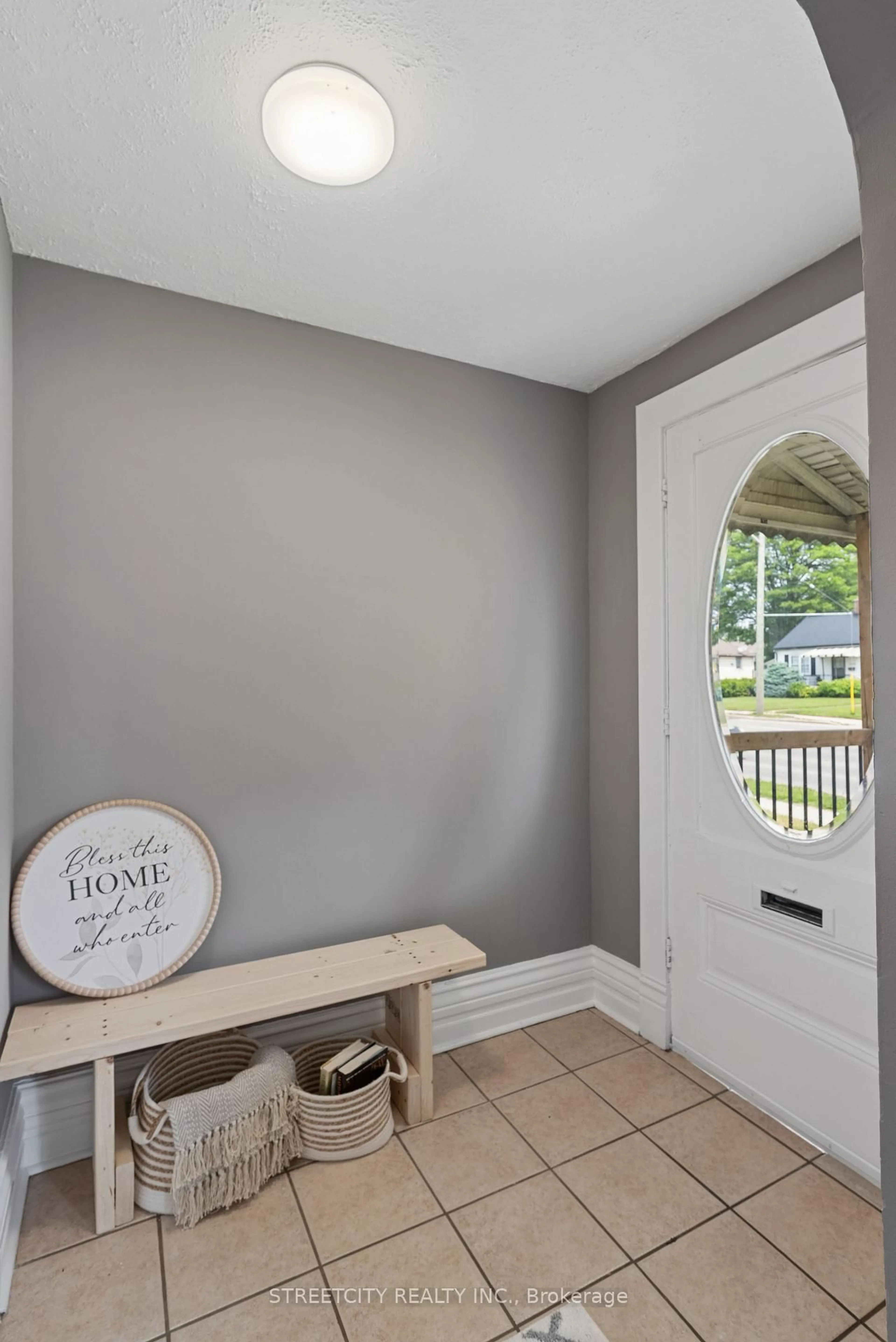 Indoor entryway for 239 Highbury Ave, London East Ontario N5Z 2W8