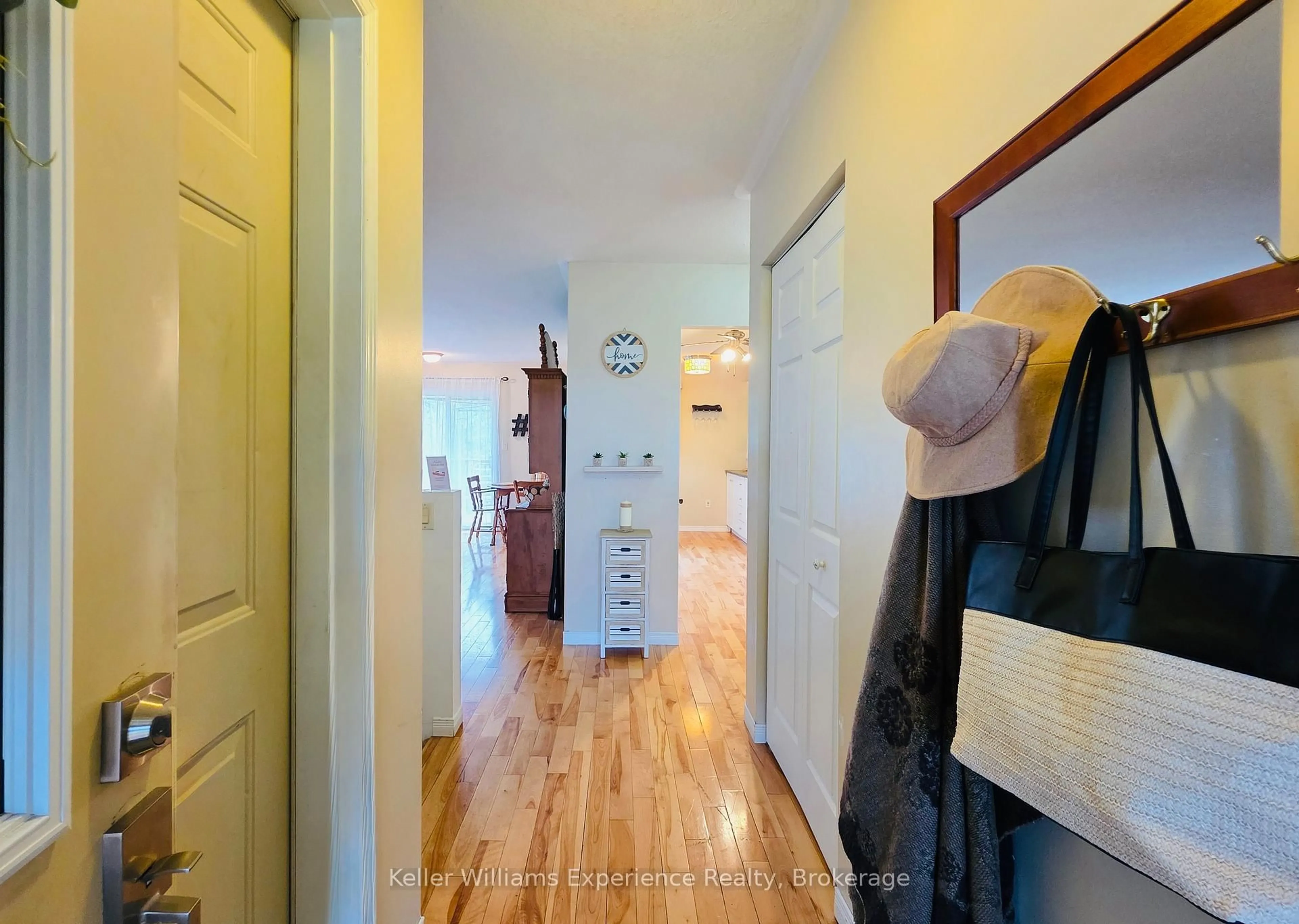 Indoor entryway for 26 Walter St, Huntsville Ontario P1H 1W2