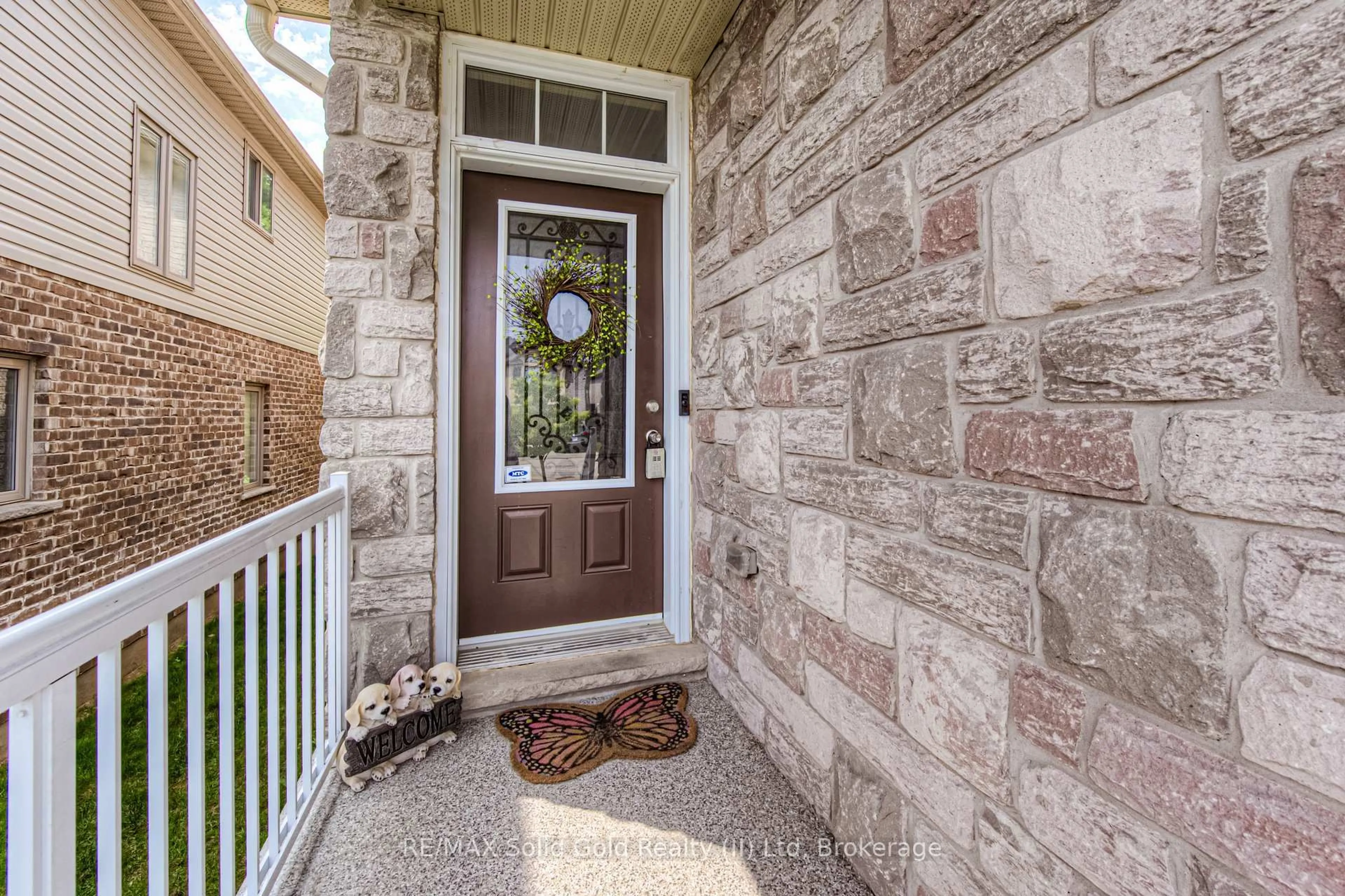 Indoor entryway for 140 Maple Bush Dr, Cambridge Ontario N1T 0B7