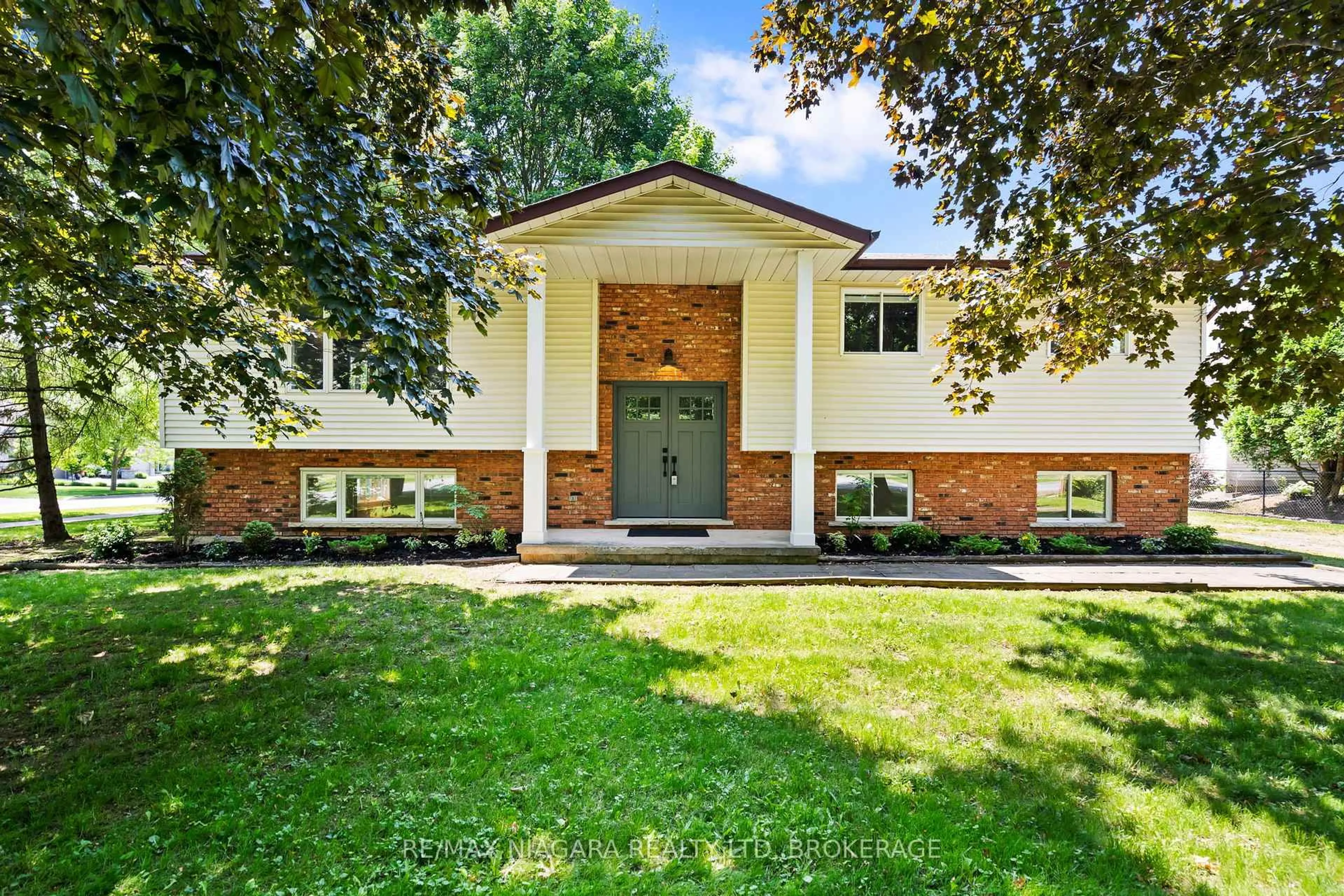 Home with brick exterior material, street for 912 Church St, Pelham Ontario L0S 1C0
