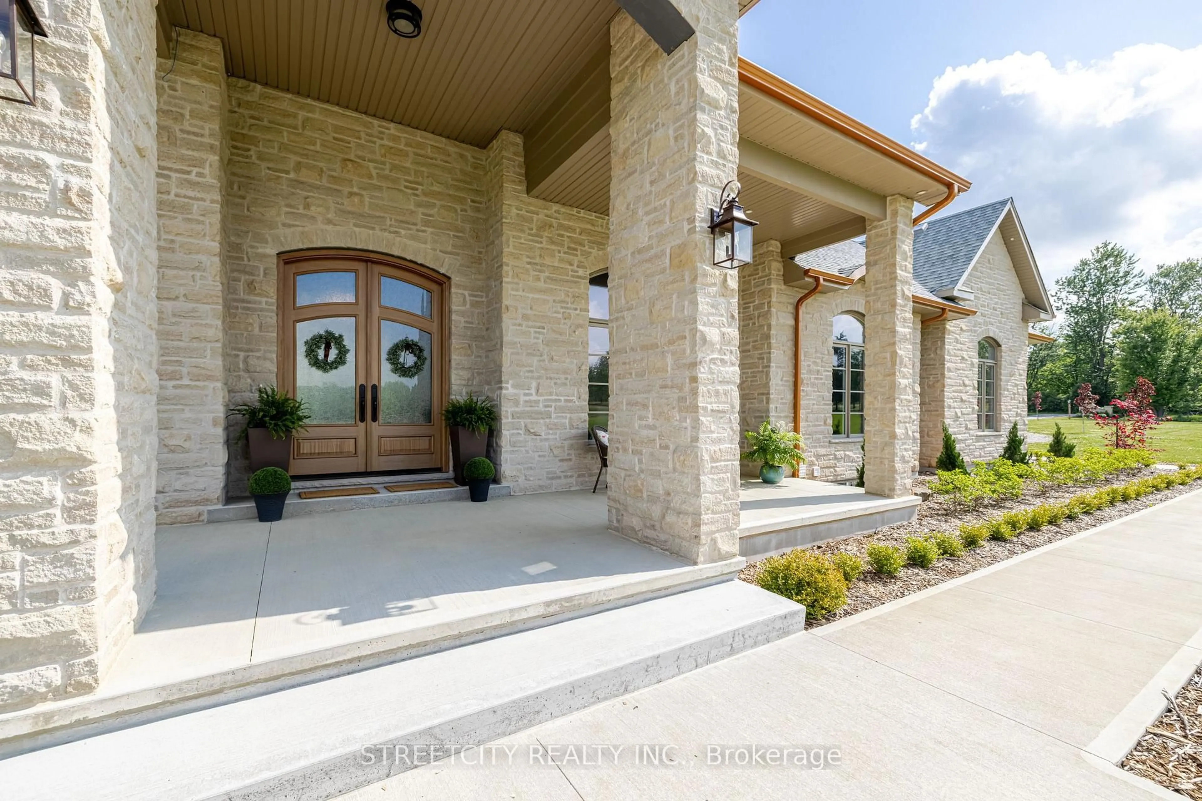 Indoor entryway for 20724 Denfield Rd, Middlesex Centre Ontario N6H 5L2