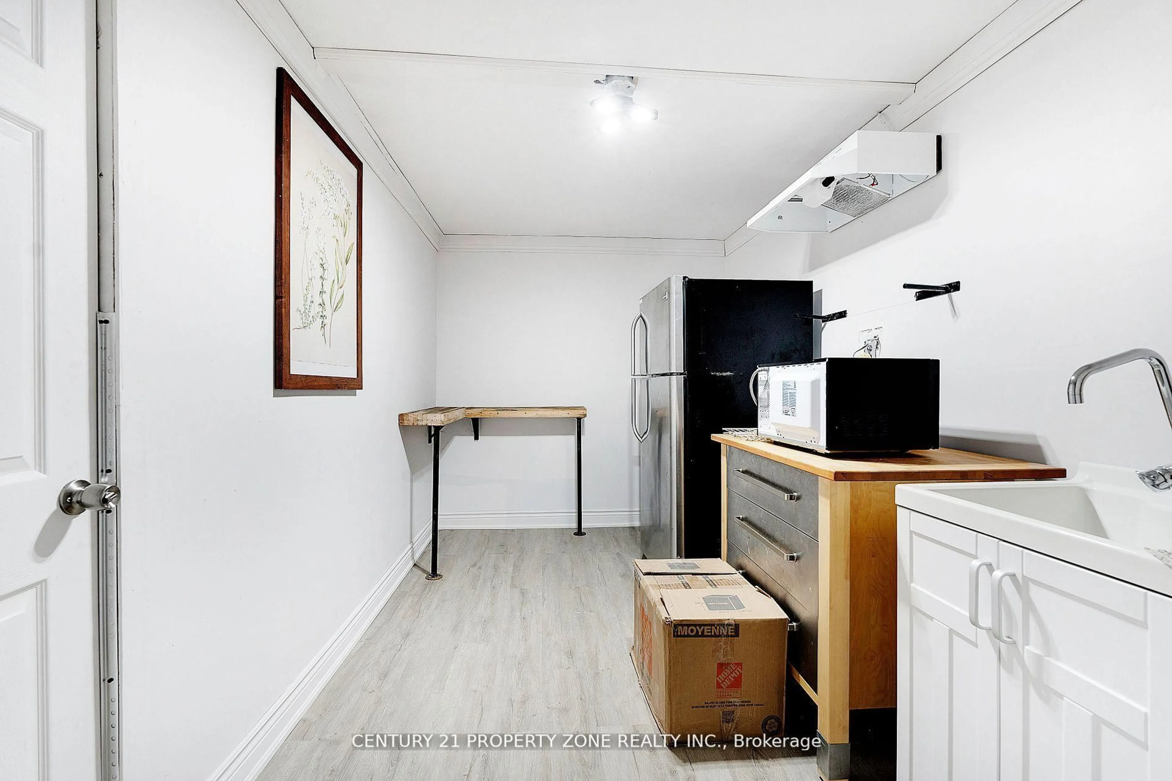 Standard kitchen, wood/laminate floor for 22 colonial Crt, Hamilton Ontario L8K 4H3