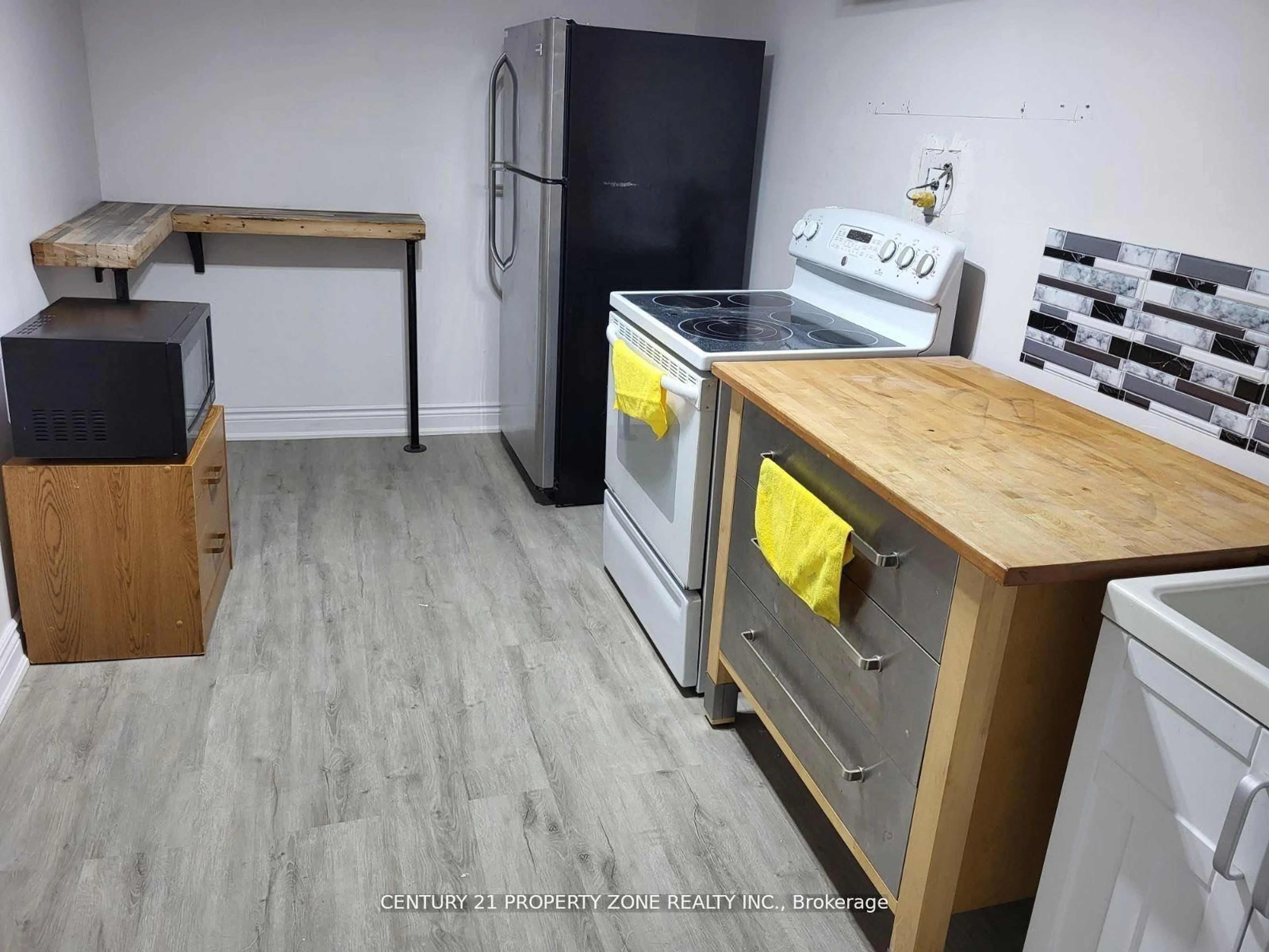 Standard kitchen, unknown for 22 colonial Crt, Hamilton Ontario L8K 4H3