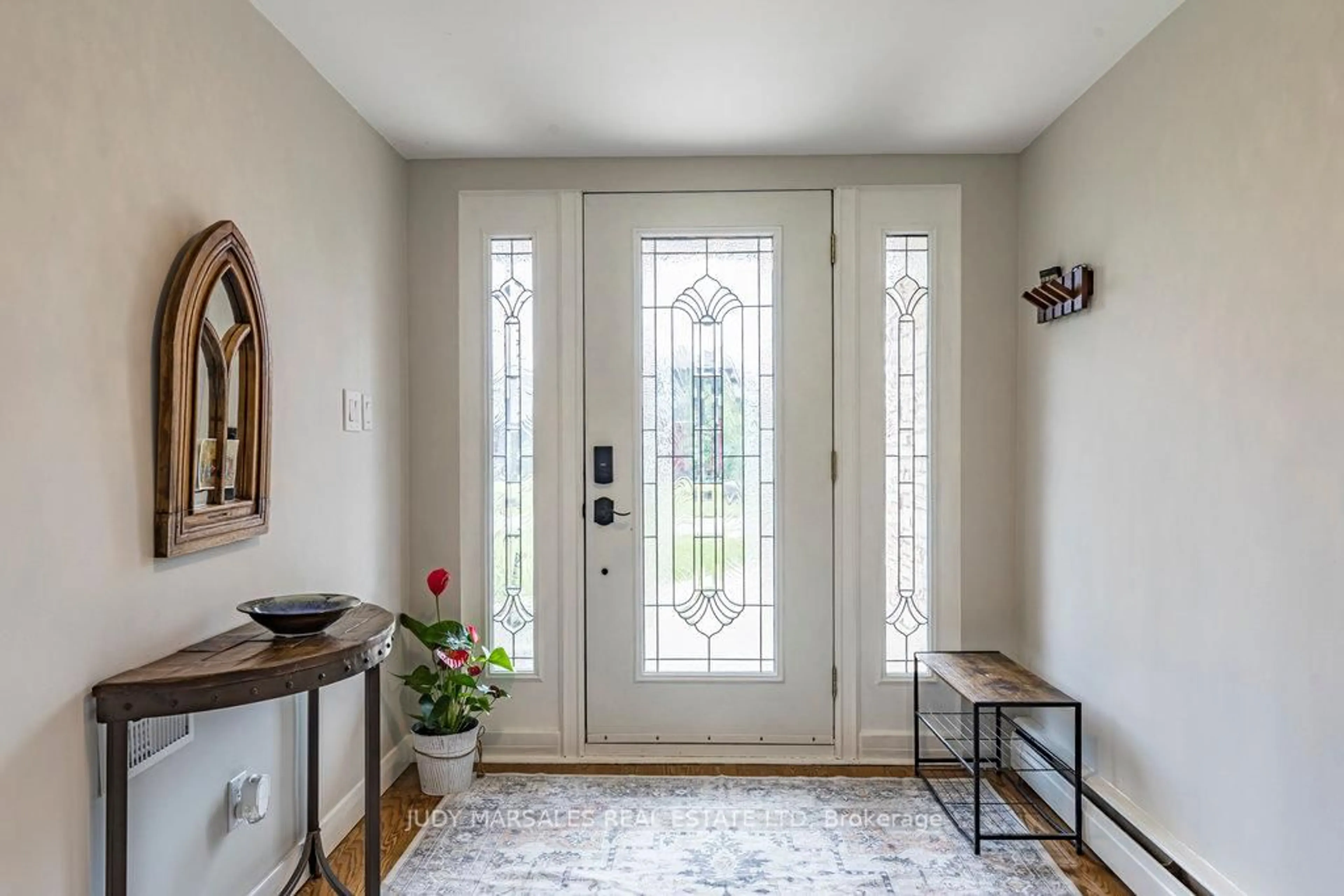 Indoor entryway for 3 Romar Dr, Hamilton Ontario L9H 5E2