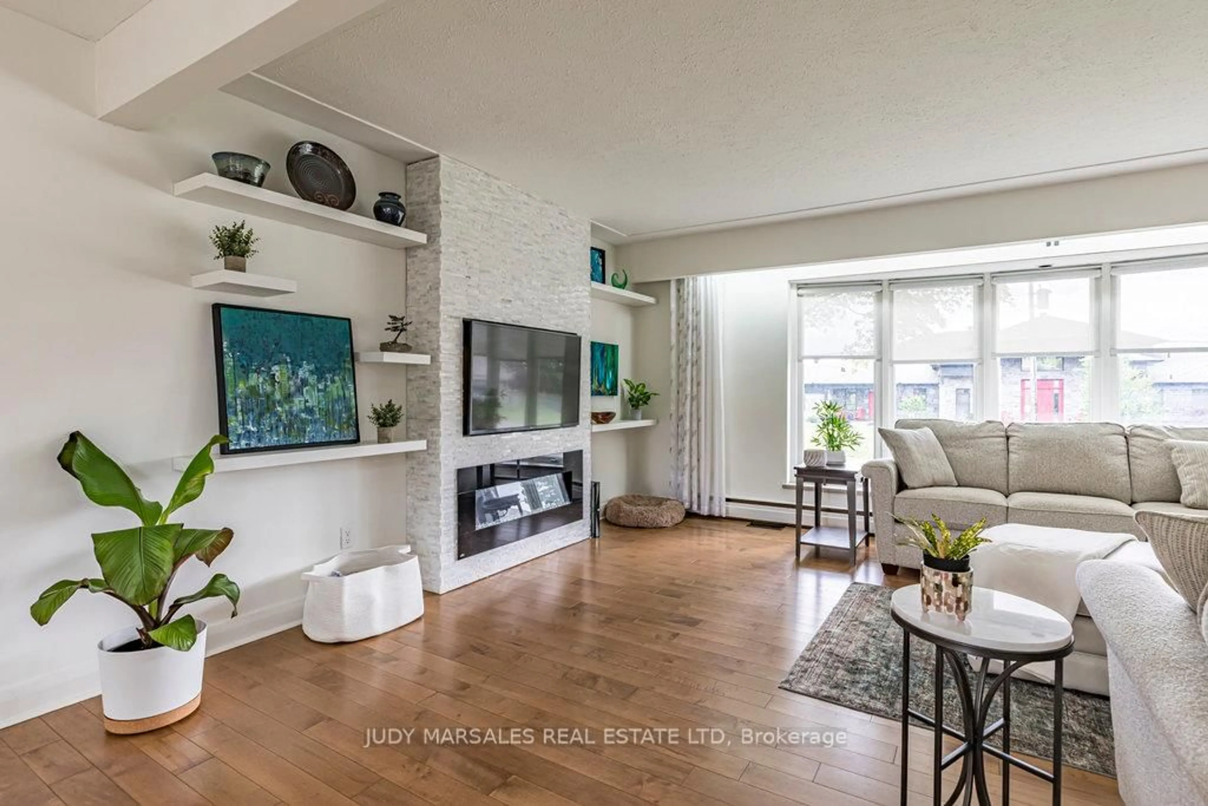 Living room with furniture, unknown for 3 Romar Dr, Hamilton Ontario L9H 5E2