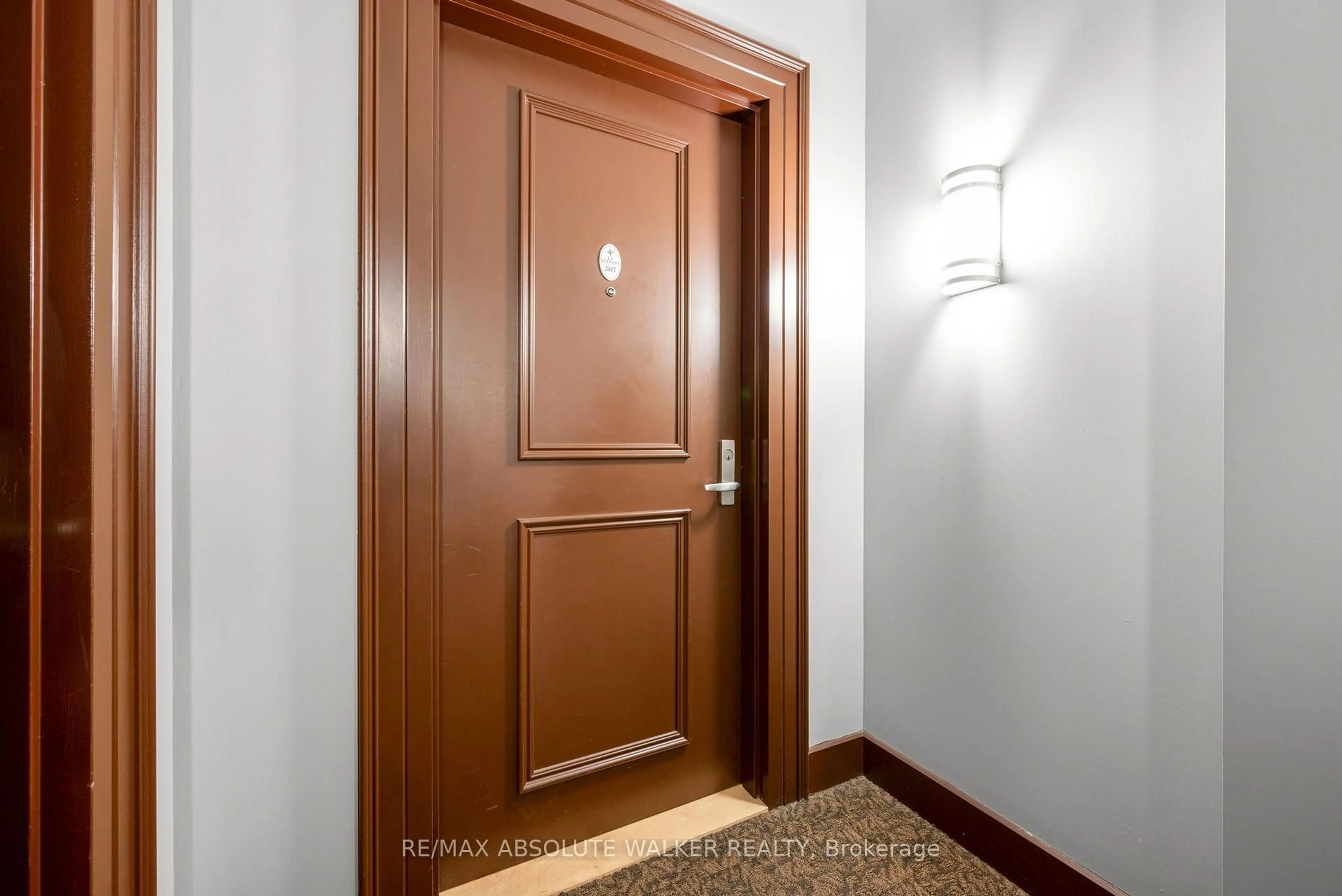 Indoor entryway for 90 Landry St #307, Ottawa Ontario K1L 0A9
