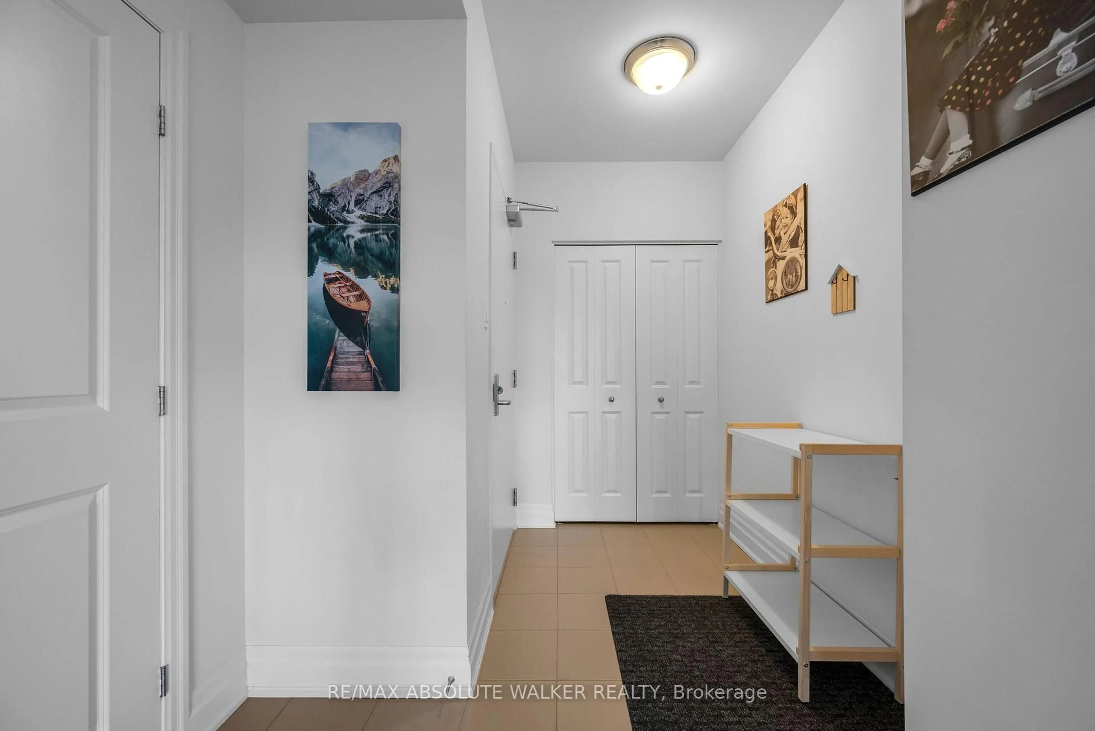 Indoor entryway for 90 Landry St #307, Ottawa Ontario K1L 0A9