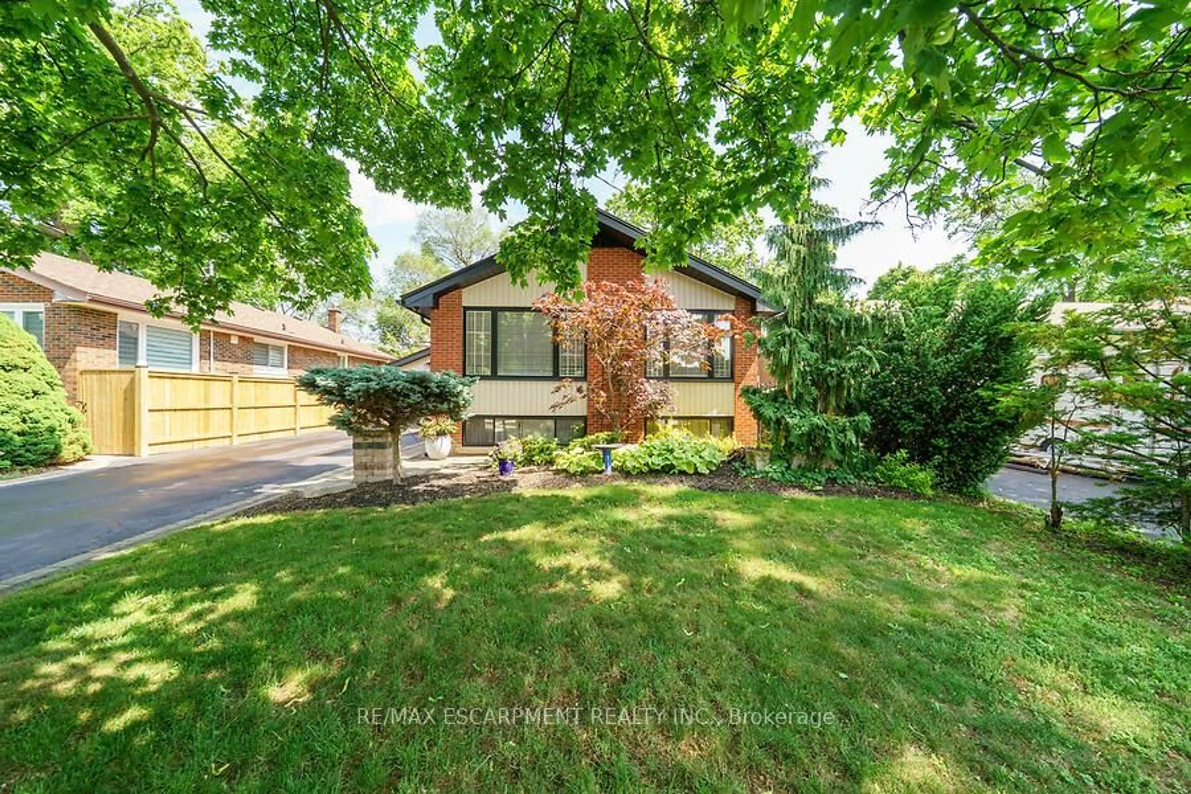 Home with brick exterior material, street for 29 Hardale Cres, Hamilton Ontario L8T 1X7