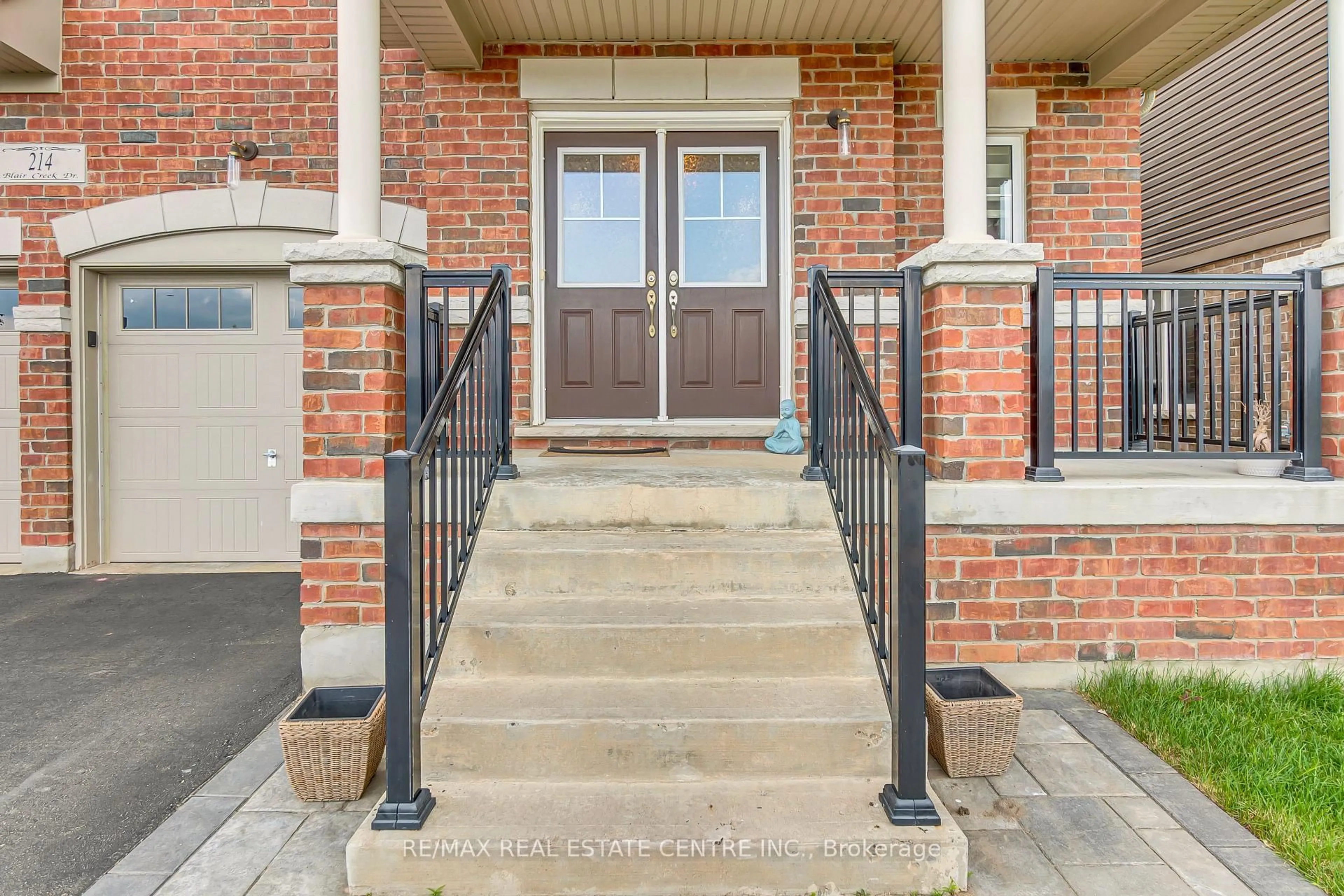 Indoor entryway for 214 Blair Creek Dr, Kitchener Ontario N2P 0G2