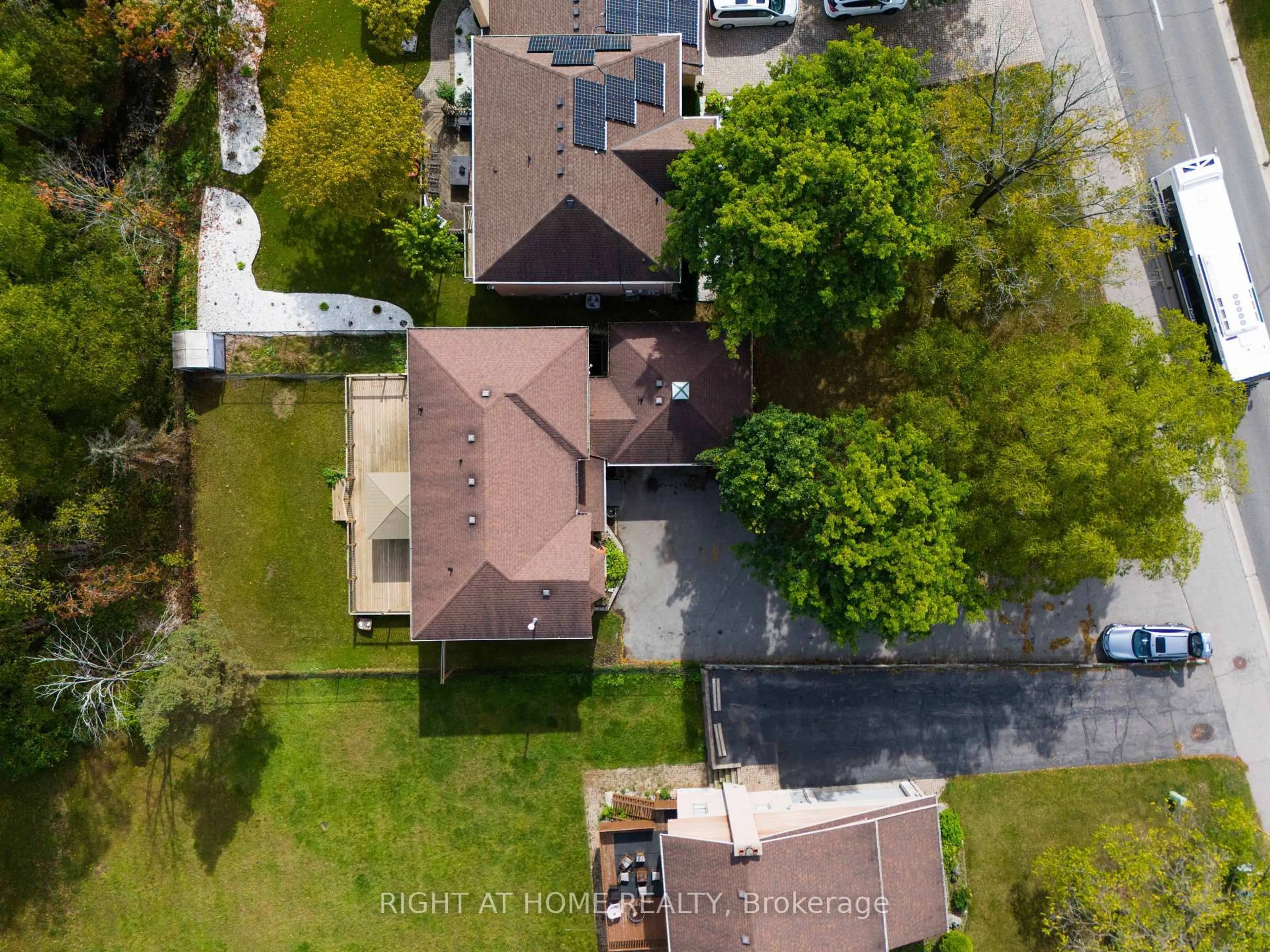 A pic from outside/outdoor area/front of a property/back of a property/a pic from drone, street for 2205 Coronation Blvd, Cambridge Ontario N3H 3S1