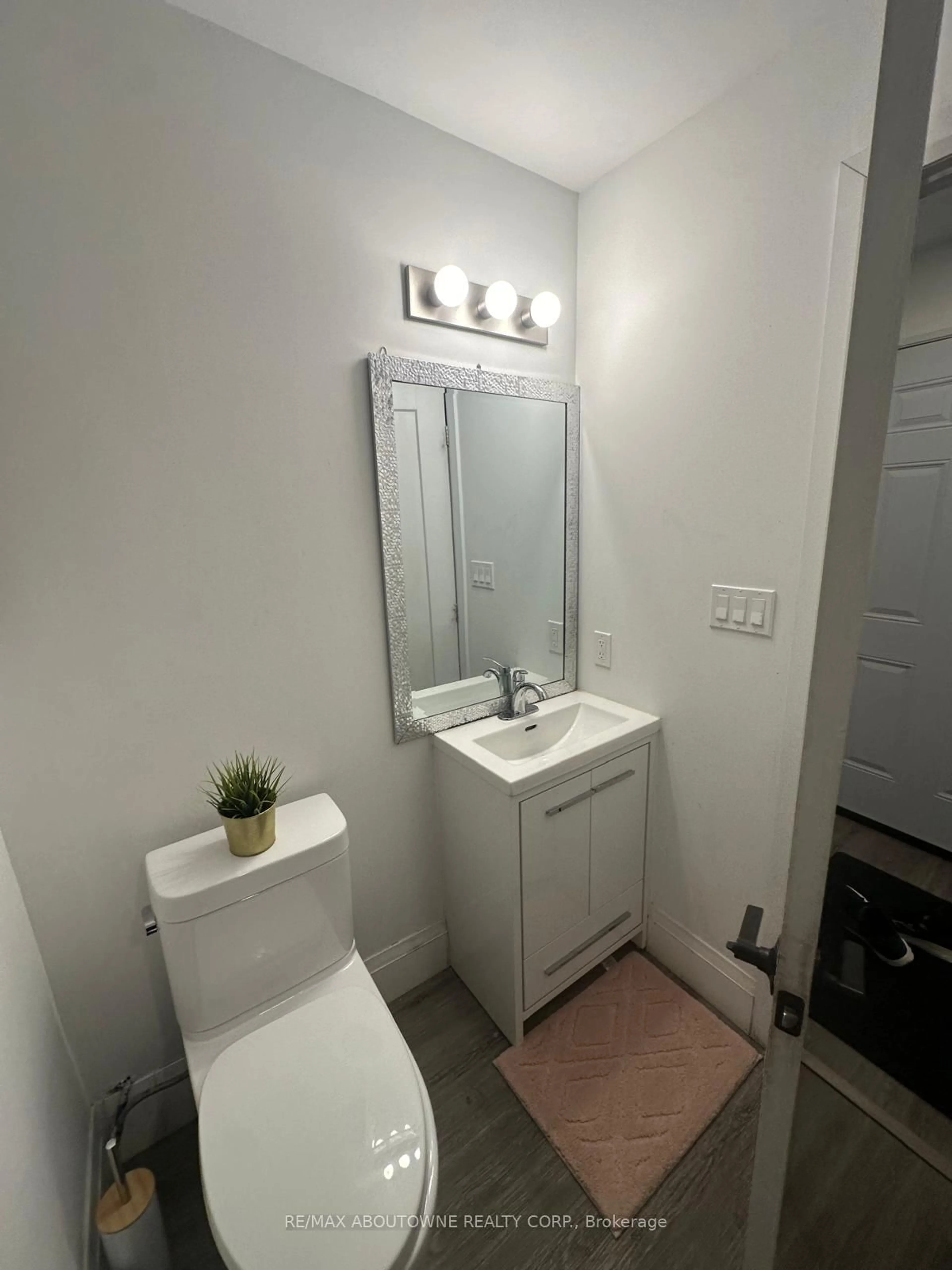 Standard bathroom, unknown for 66 Wellington St, Hamilton Ontario L8N 2R1