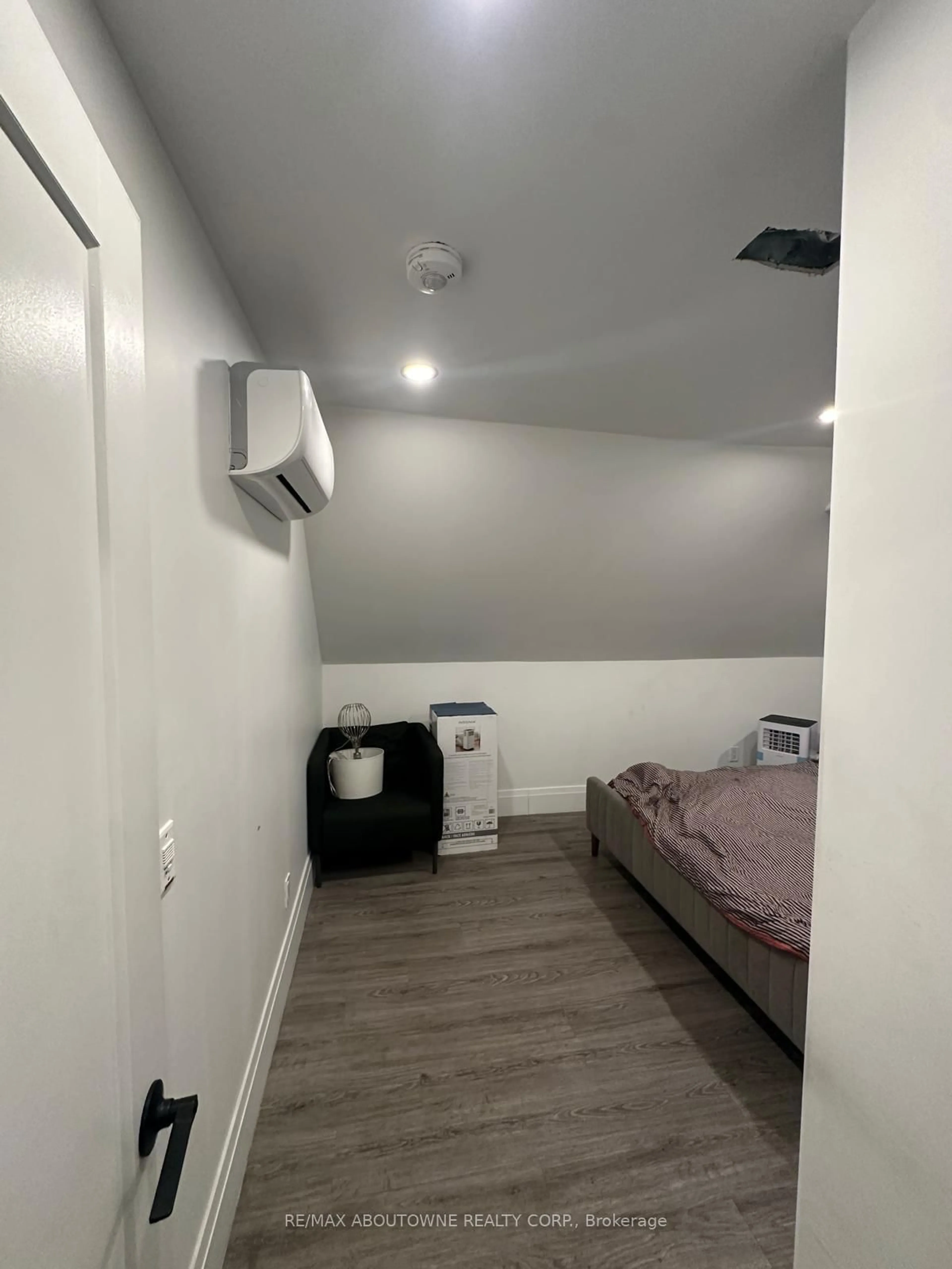 A pic of a room for 66 Wellington St, Hamilton Ontario L8N 2R1