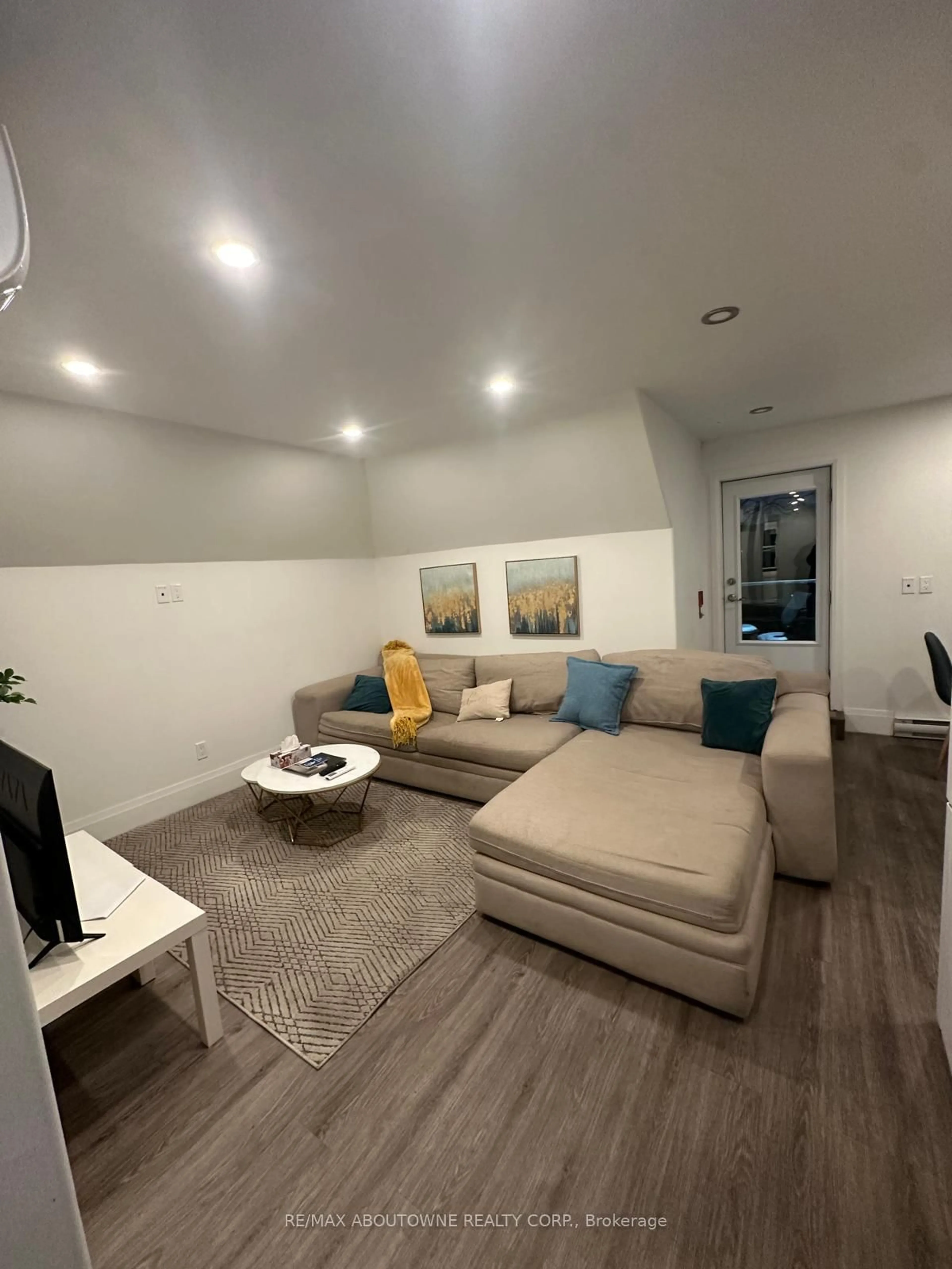 Living room with furniture, wood/laminate floor for 66 Wellington St, Hamilton Ontario L8N 2R1