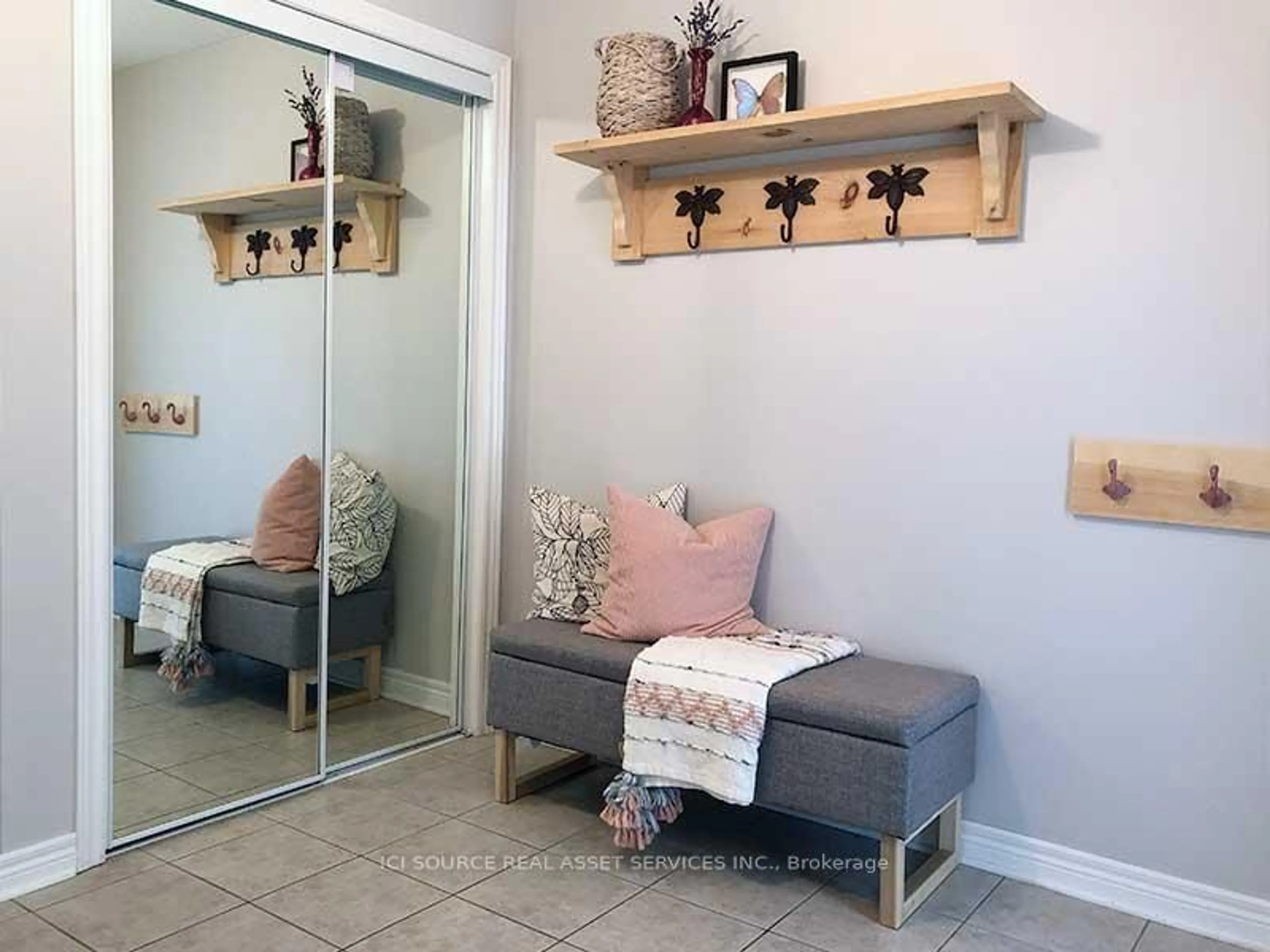 Indoor entryway for 98 Summers Dr, Thorold Ontario L2V 5B1