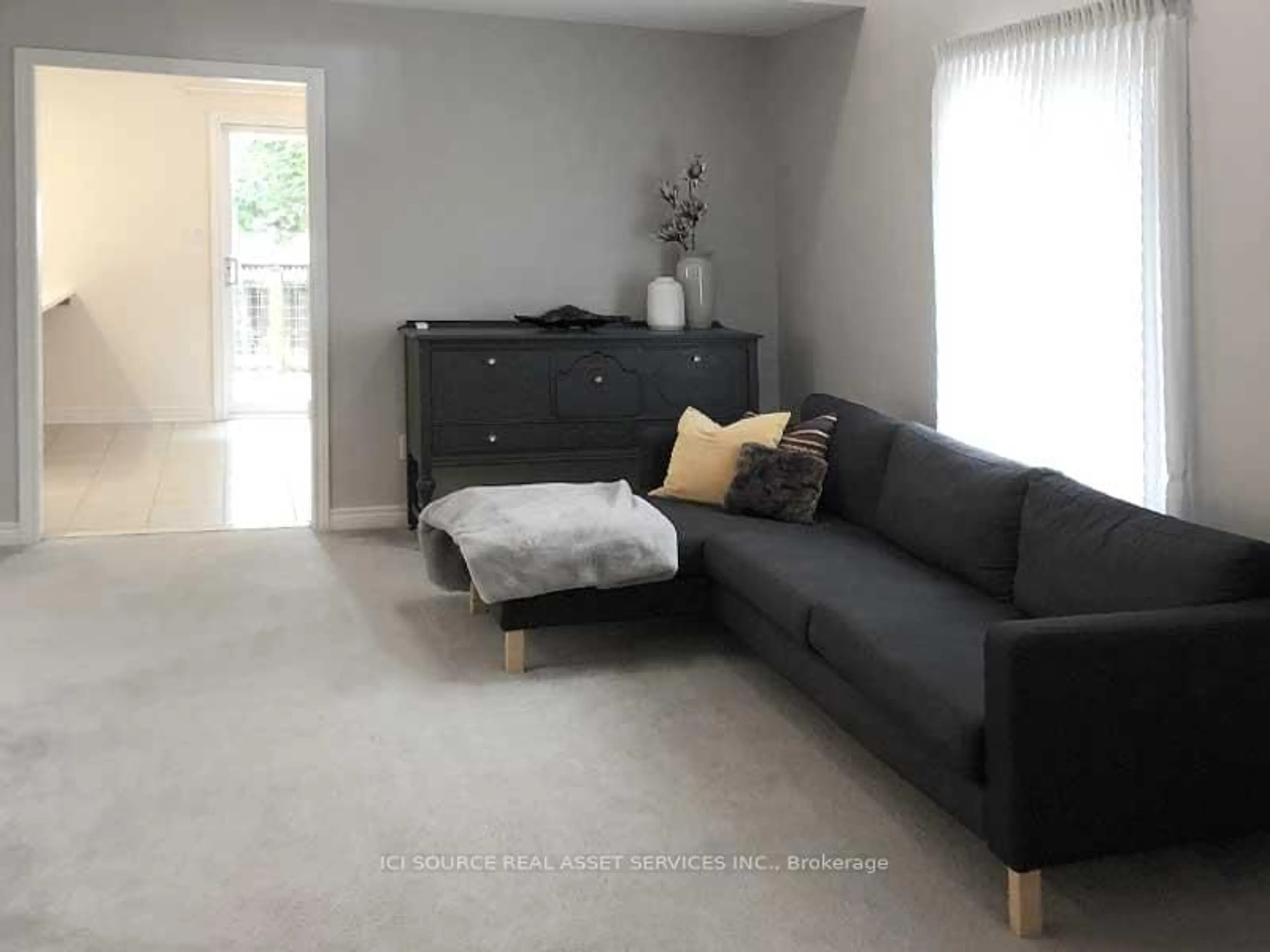 Living room with furniture, unknown for 98 Summers Dr, Thorold Ontario L2V 5B1