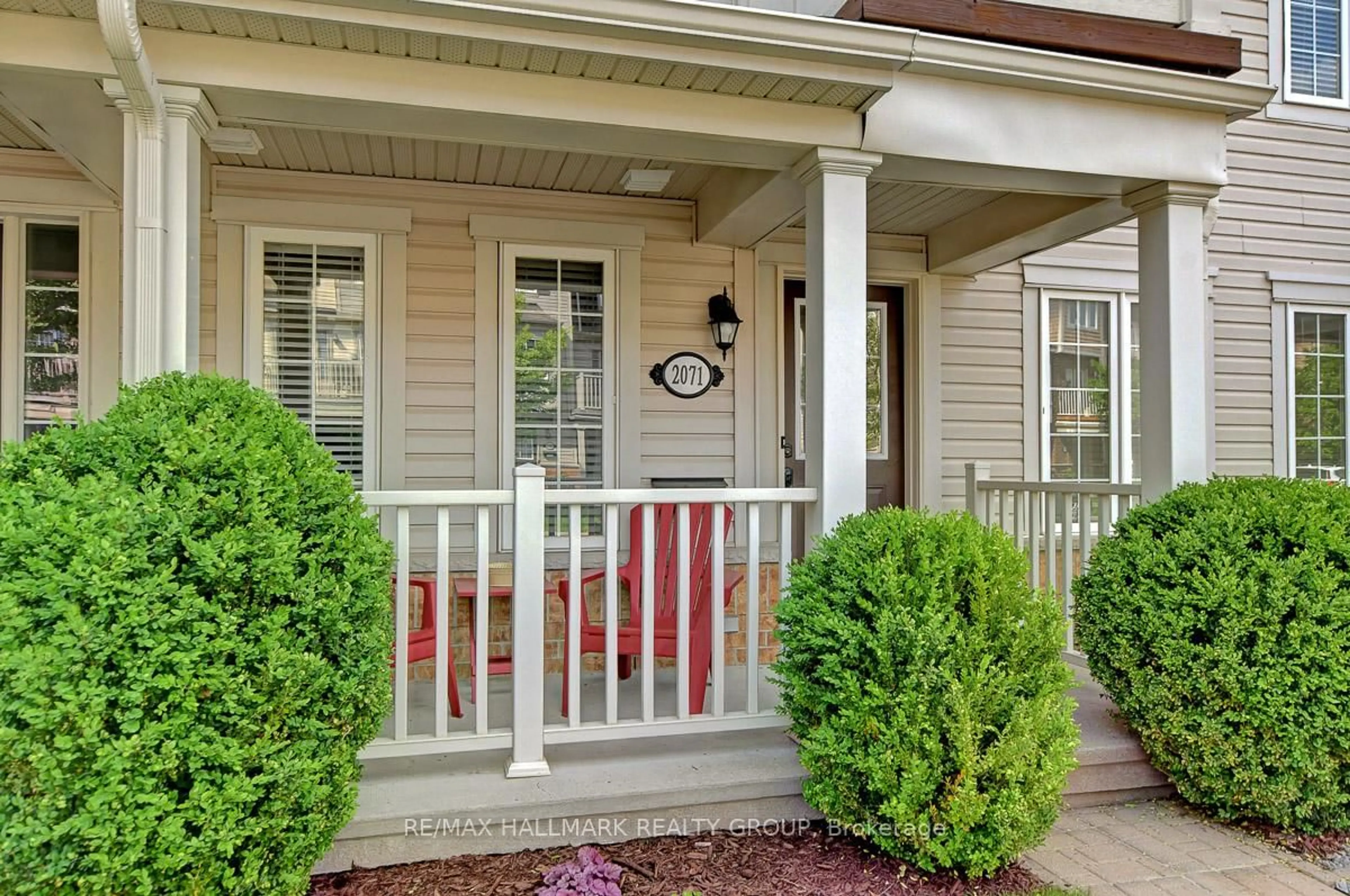 Indoor entryway for 2071 Madrid Ave, Ottawa Ontario K2J 0K4