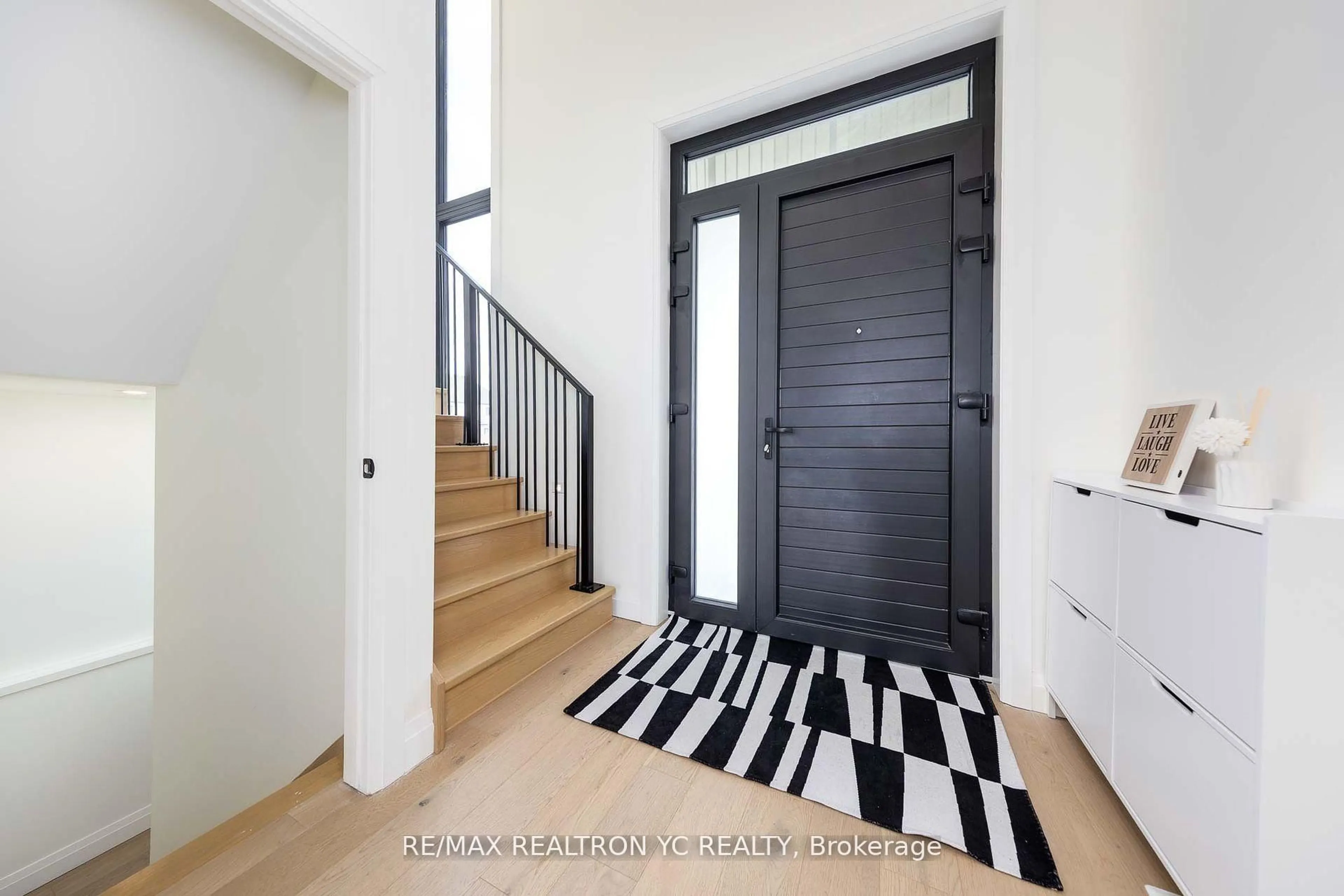 Indoor entryway for 7250 Silver Creek Circ, London South Ontario N6P 0G9