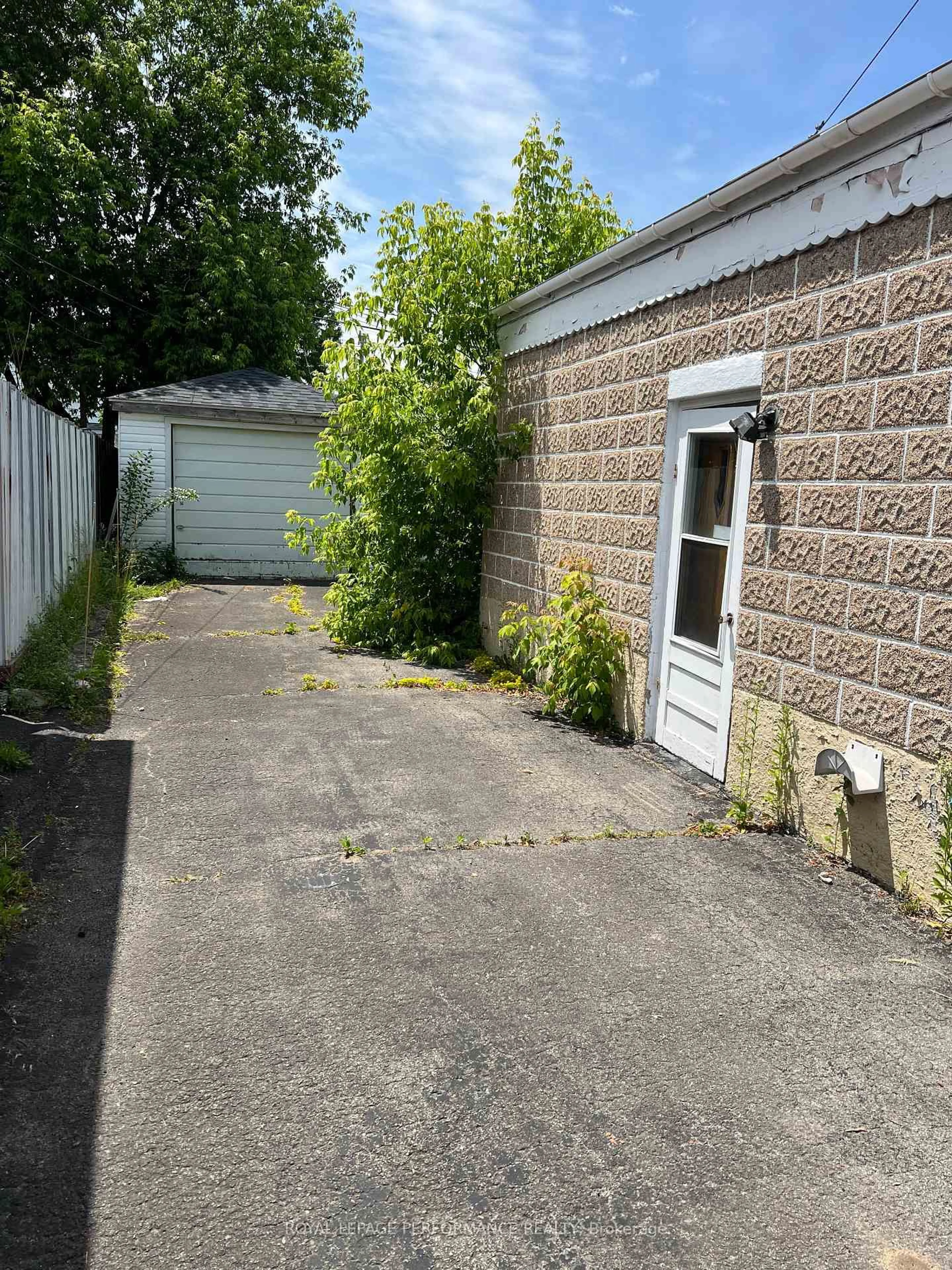 A pic from outside/outdoor area/front of a property/back of a property/a pic from drone, street for 1138 Pitt St, Cornwall Ontario K6J 3T1