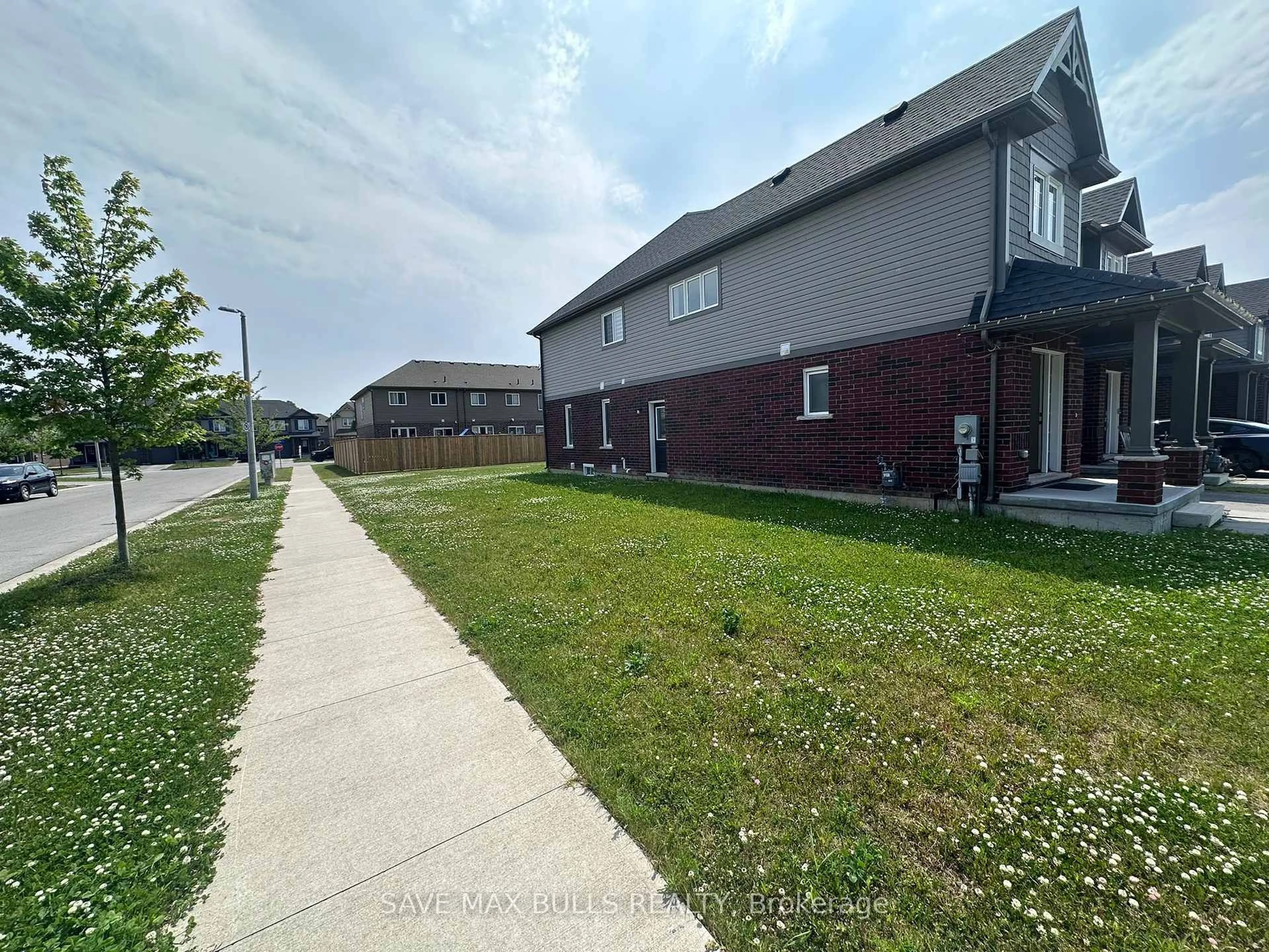 A pic from outside/outdoor area/front of a property/back of a property/a pic from drone, street for 636 Julia Dr, Welland Ontario L3C 0G9